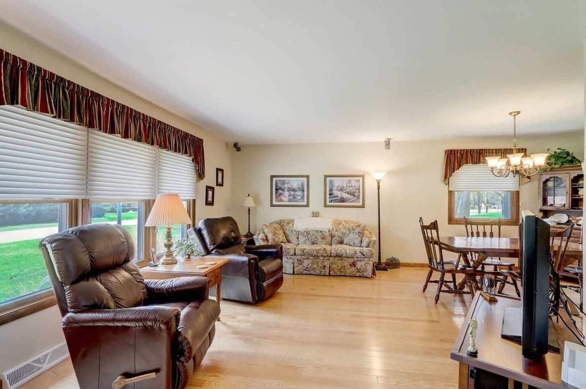 9355 31st St, Hales Corners, WI 53132-9156