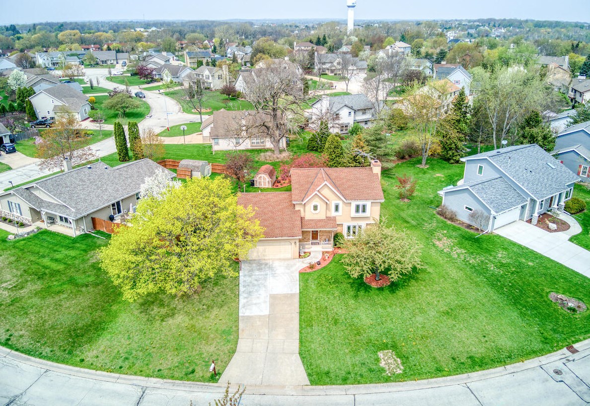 8508 Cascade Dr, Hales Corners, WI 53132-8504