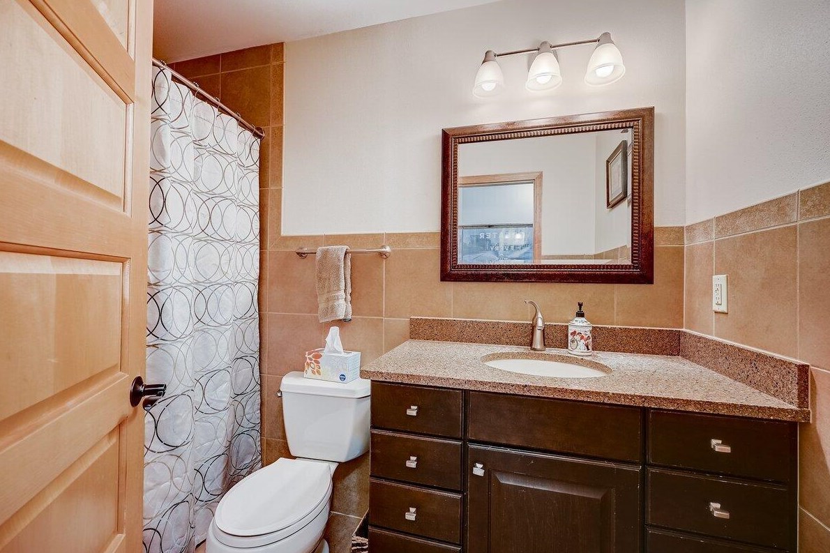 19050 Lothmoor Drive Lower, Brookfield WI  53045-4190 exterior