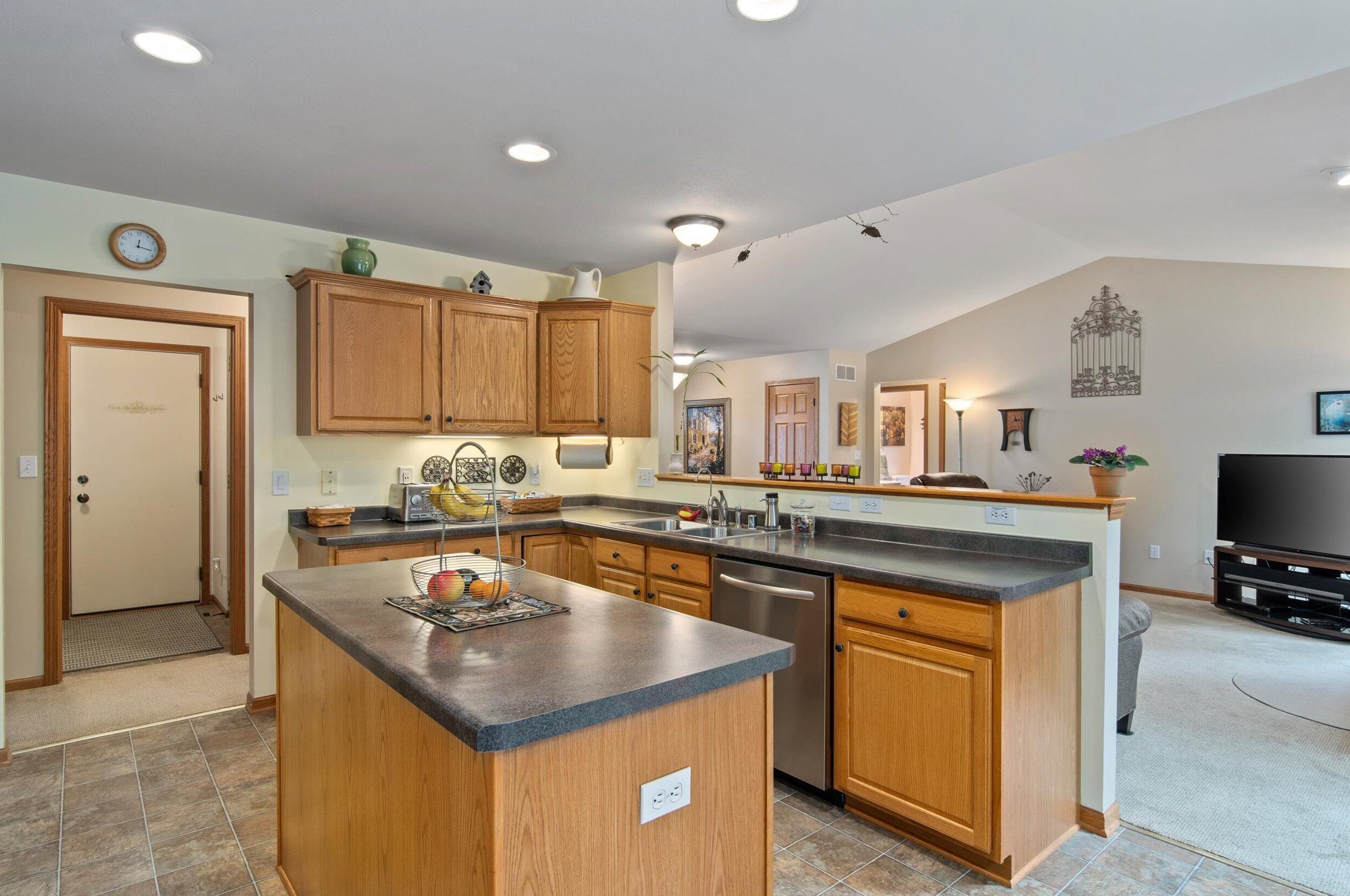 527 Acacia Dr, Grafton, WI 53024-9610