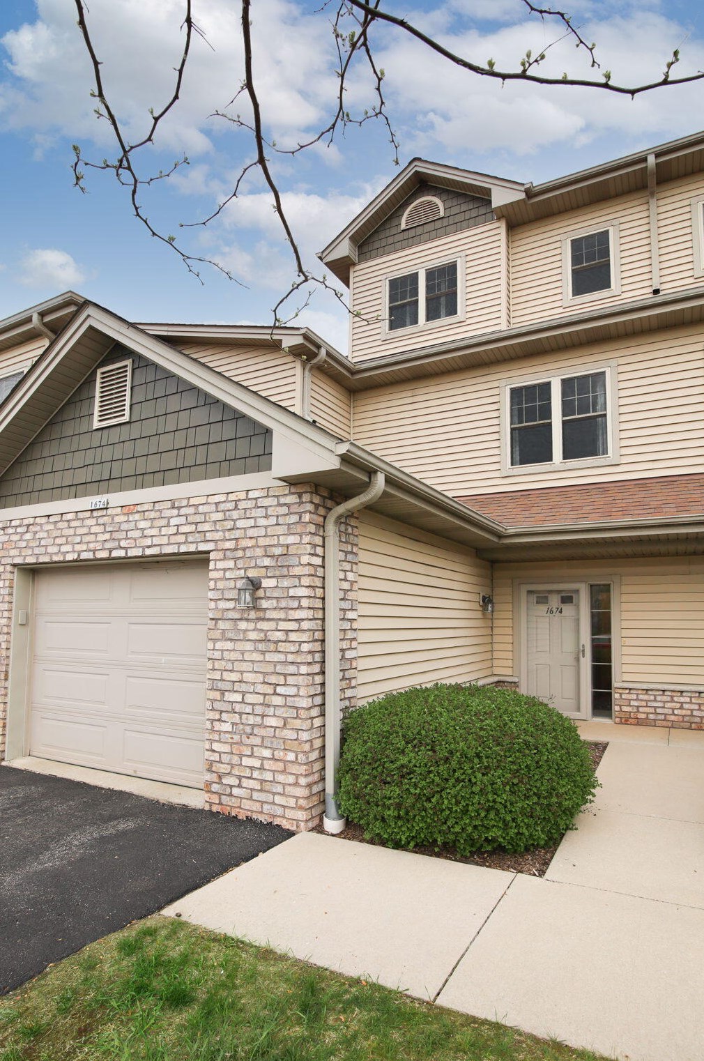 1674 New Port Vista Dr, Grafton, WI 53024-9382