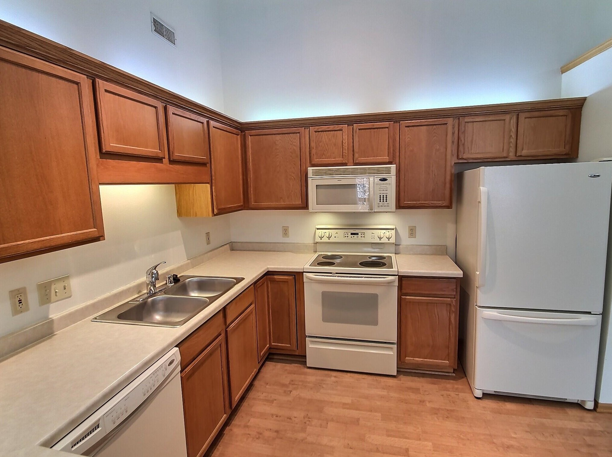 6190 Creekside Dr, Cudahy, WI 53110-3400