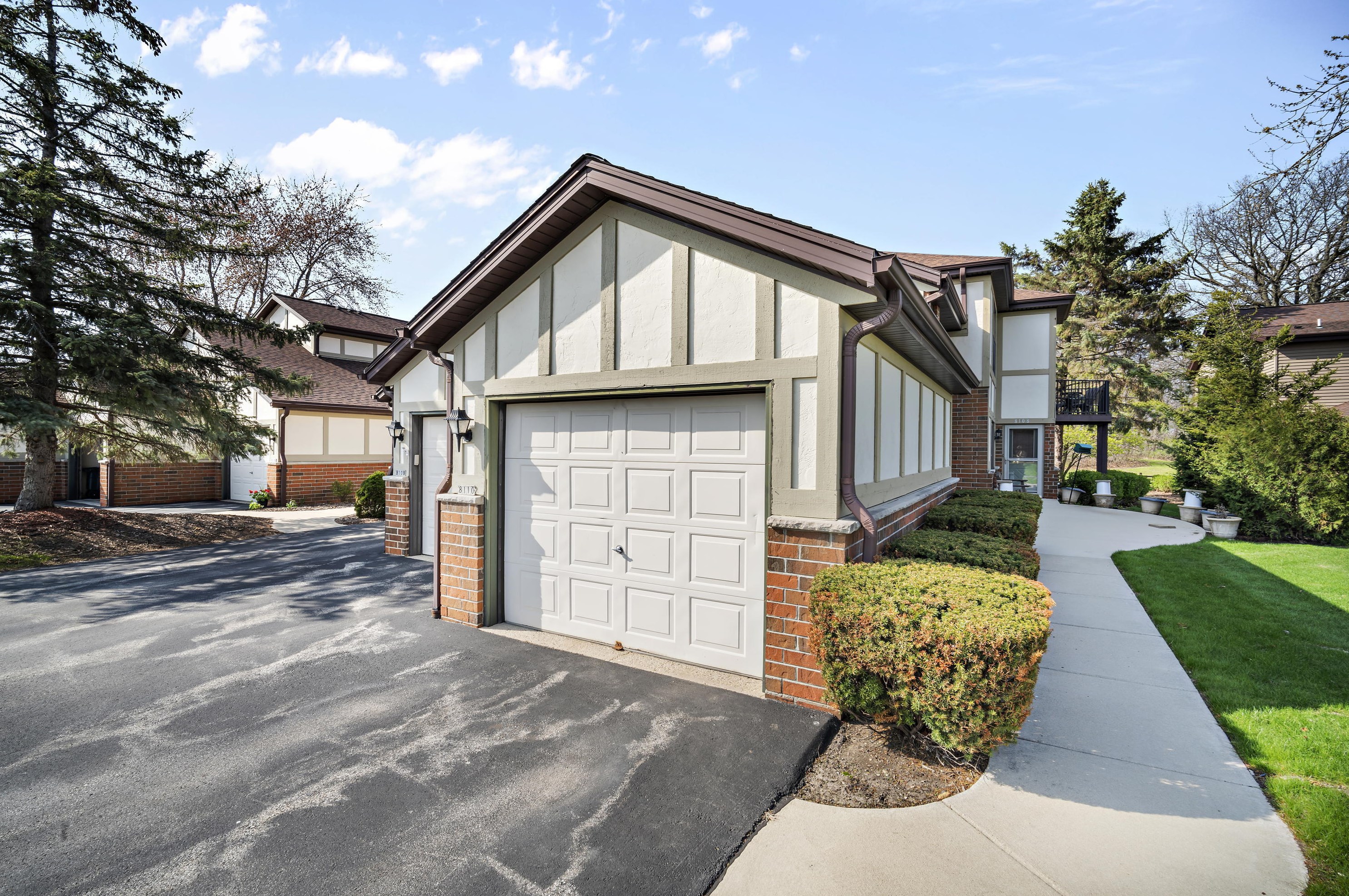 8110 Forest Hills Cir, Hales Corners, WI 53132-9605