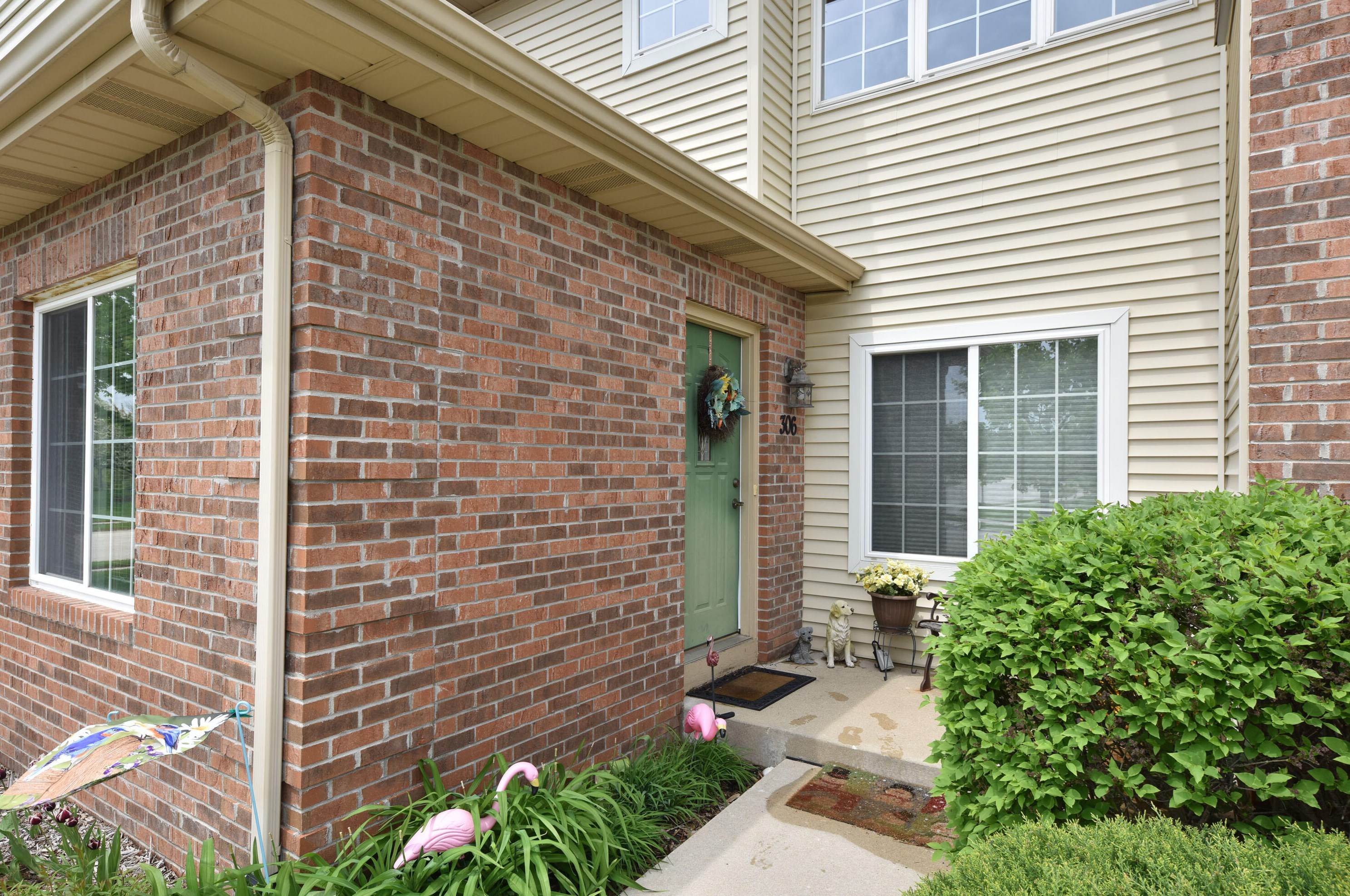 306 Louvain Ln, Belgium, WI 53004