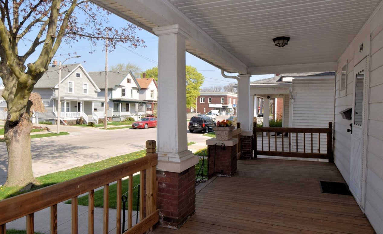 1417 Grange Ave, Racine, WI 53405-5017