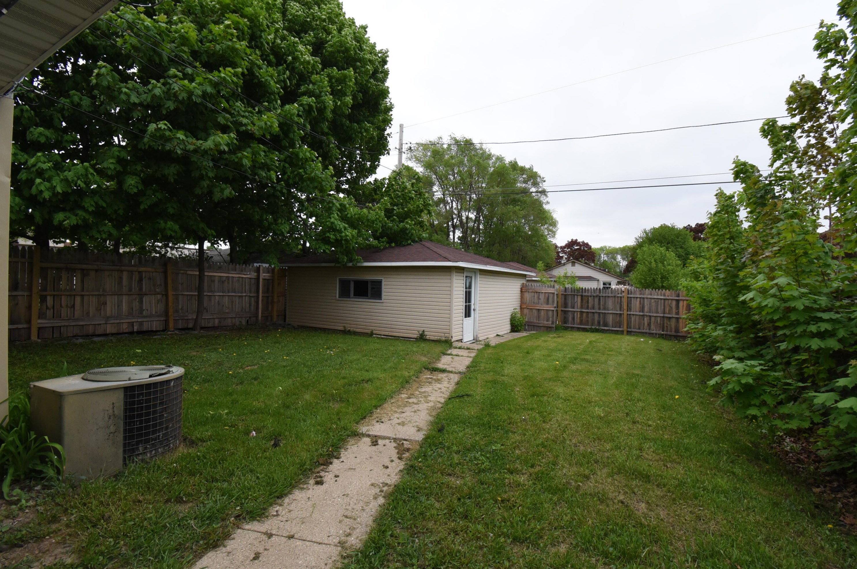 5770 96th St, Milwaukee, WI 53225-2615