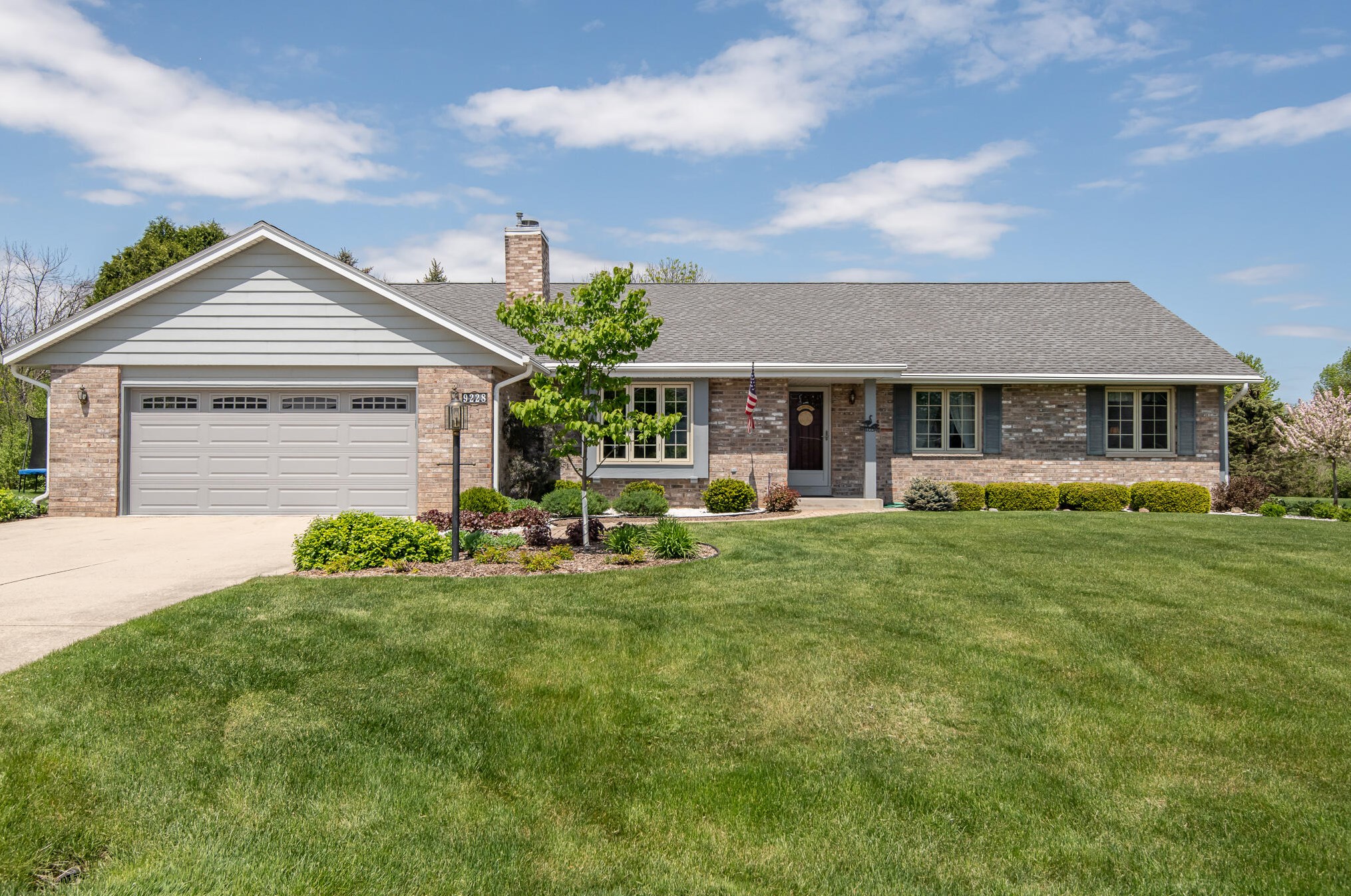 9228 Stanford Ct, Thiensville, WI 53097-3732