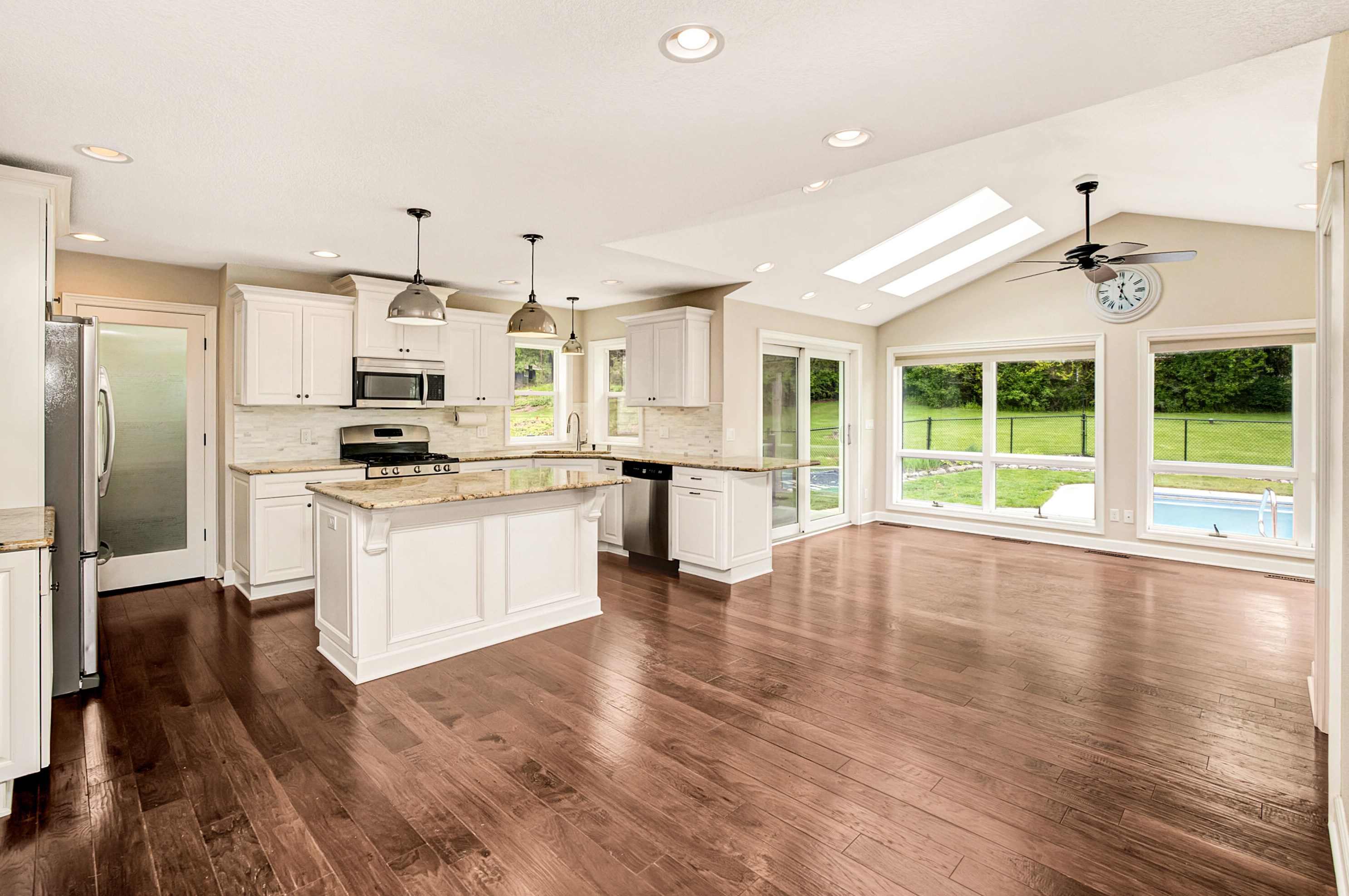 377 Lindale Dr, Cedarburg, WI 53012-9174
