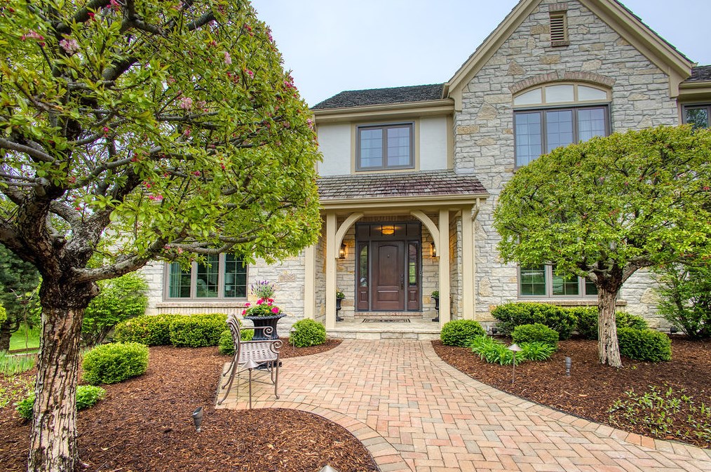 7135 W Highland Ridge Dr, Thiensville, WI 53092