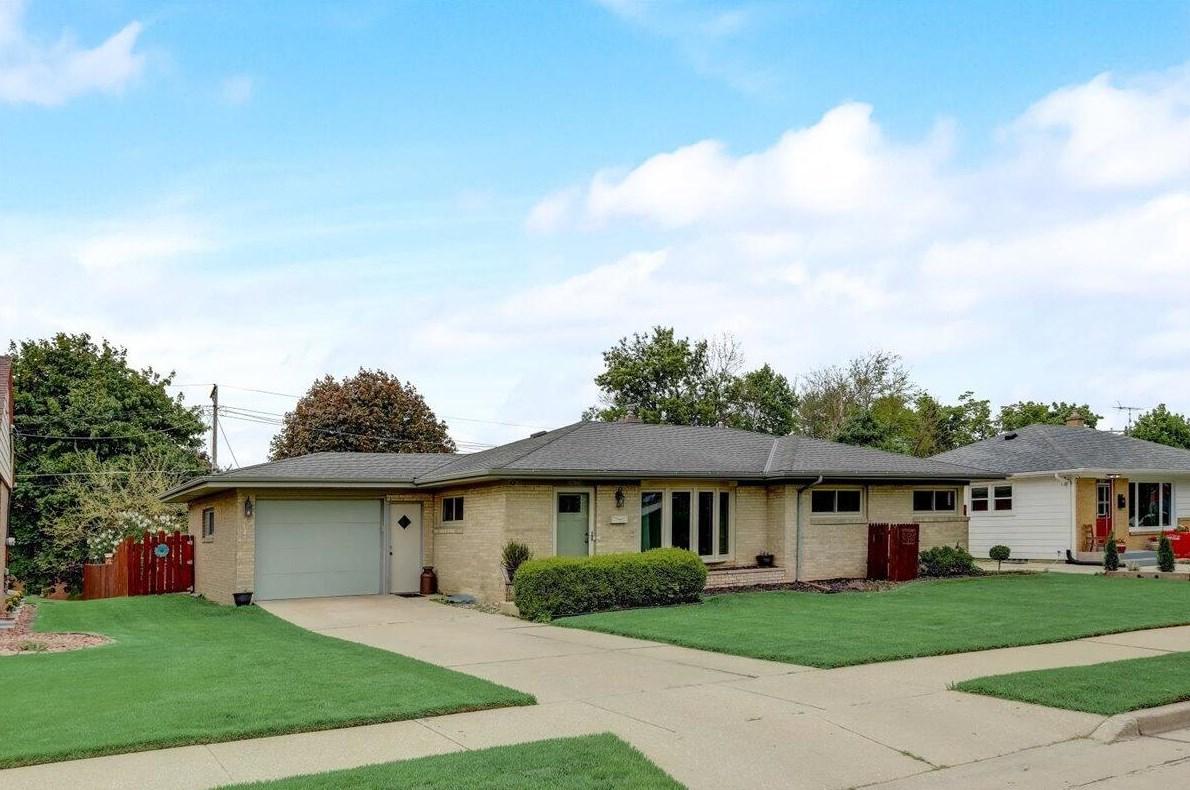 1406 Howard St, Racine, WI 53404-2407