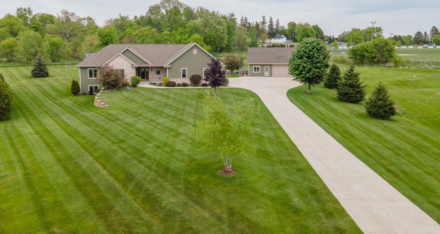 8424 Stacy Dr, Waubeka, WI 53021-9643