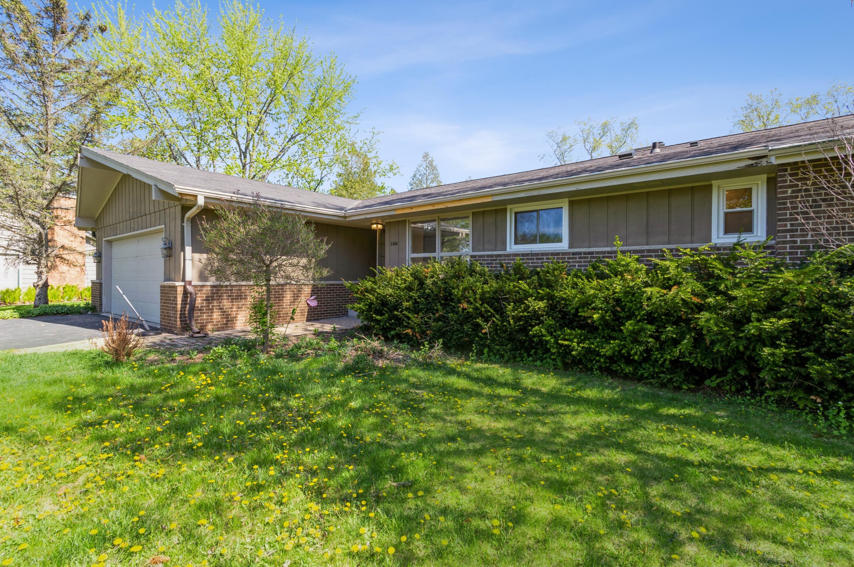 2308 W Plum Tree Ct, Thiensville, WI 53092