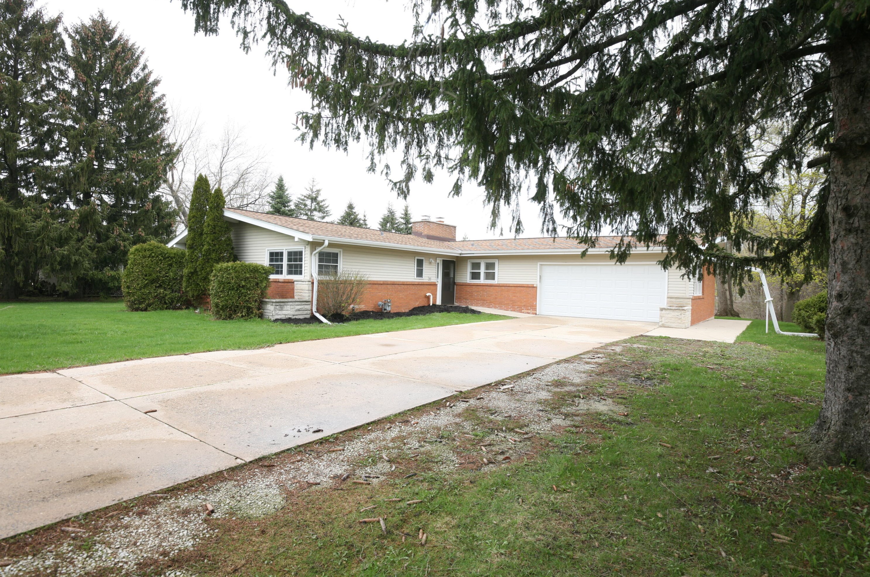 9460 46th St, Hales Corners, WI 53132-9272
