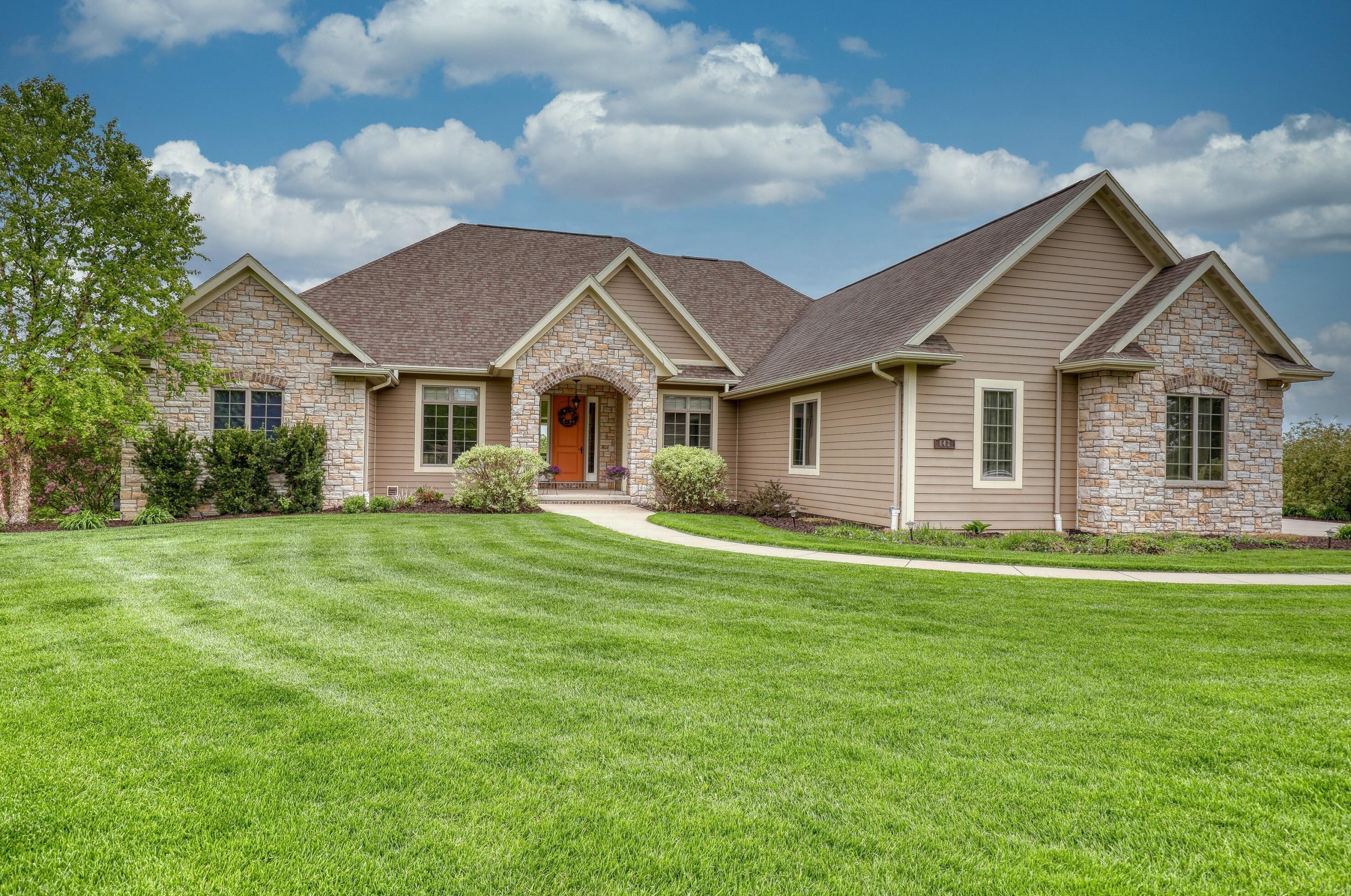 842 Stepping Stone Way, Pewaukee, WI 53072-1954