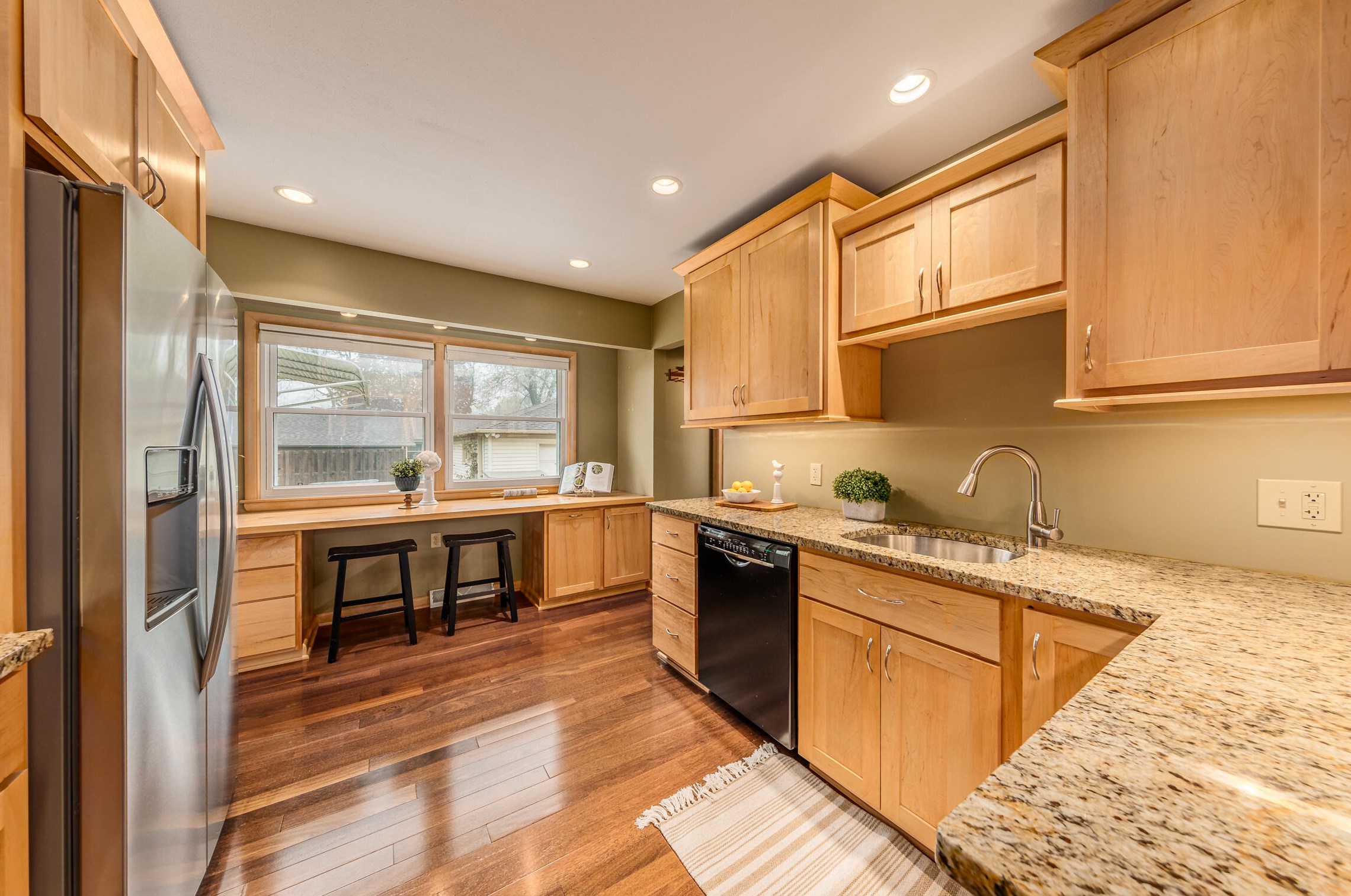 7535 Seneca Rd, Milwaukee WI 53217-3142 exterior