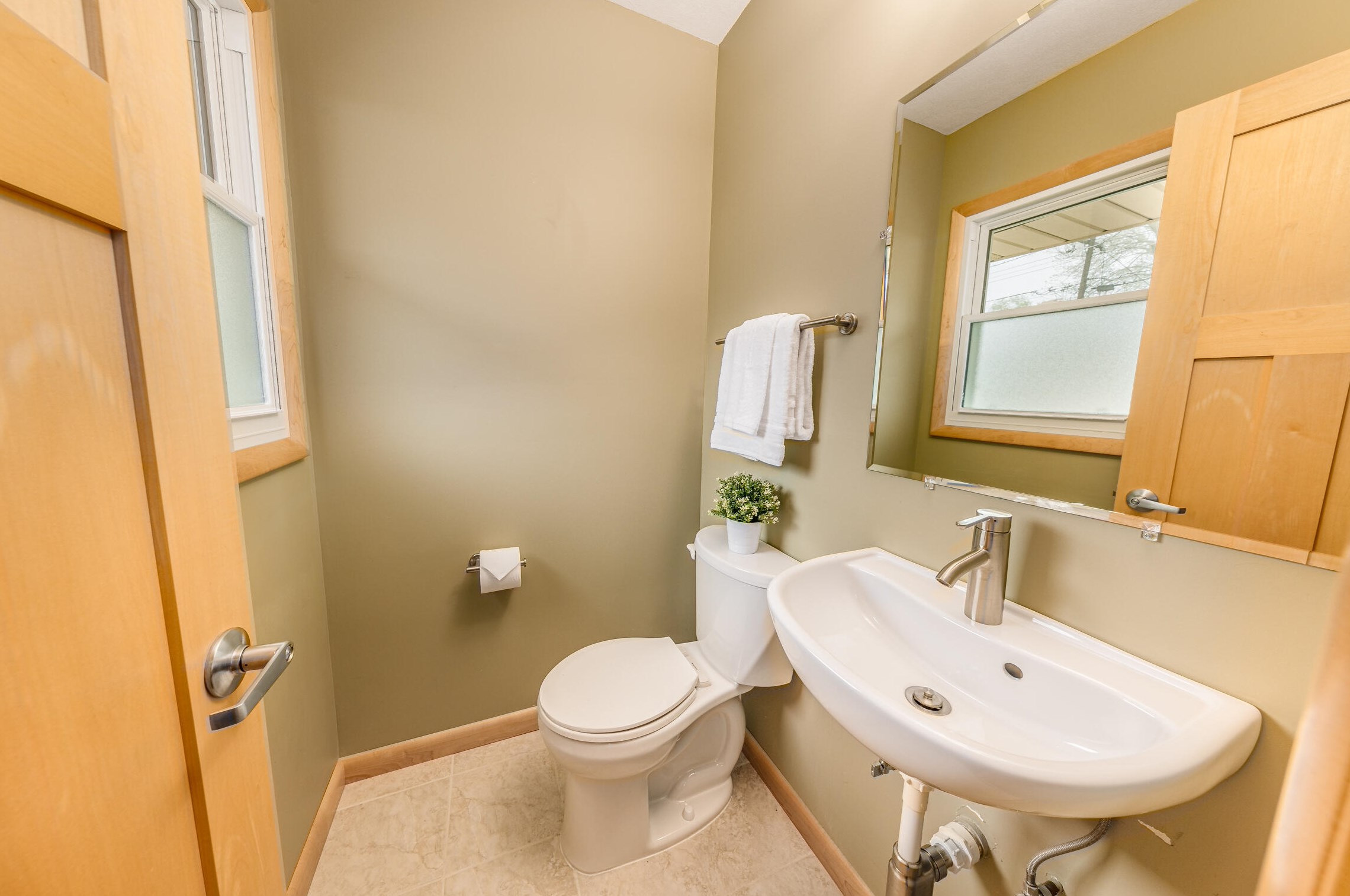 7535 Seneca Rd, Milwaukee WI 53217-3142 exterior