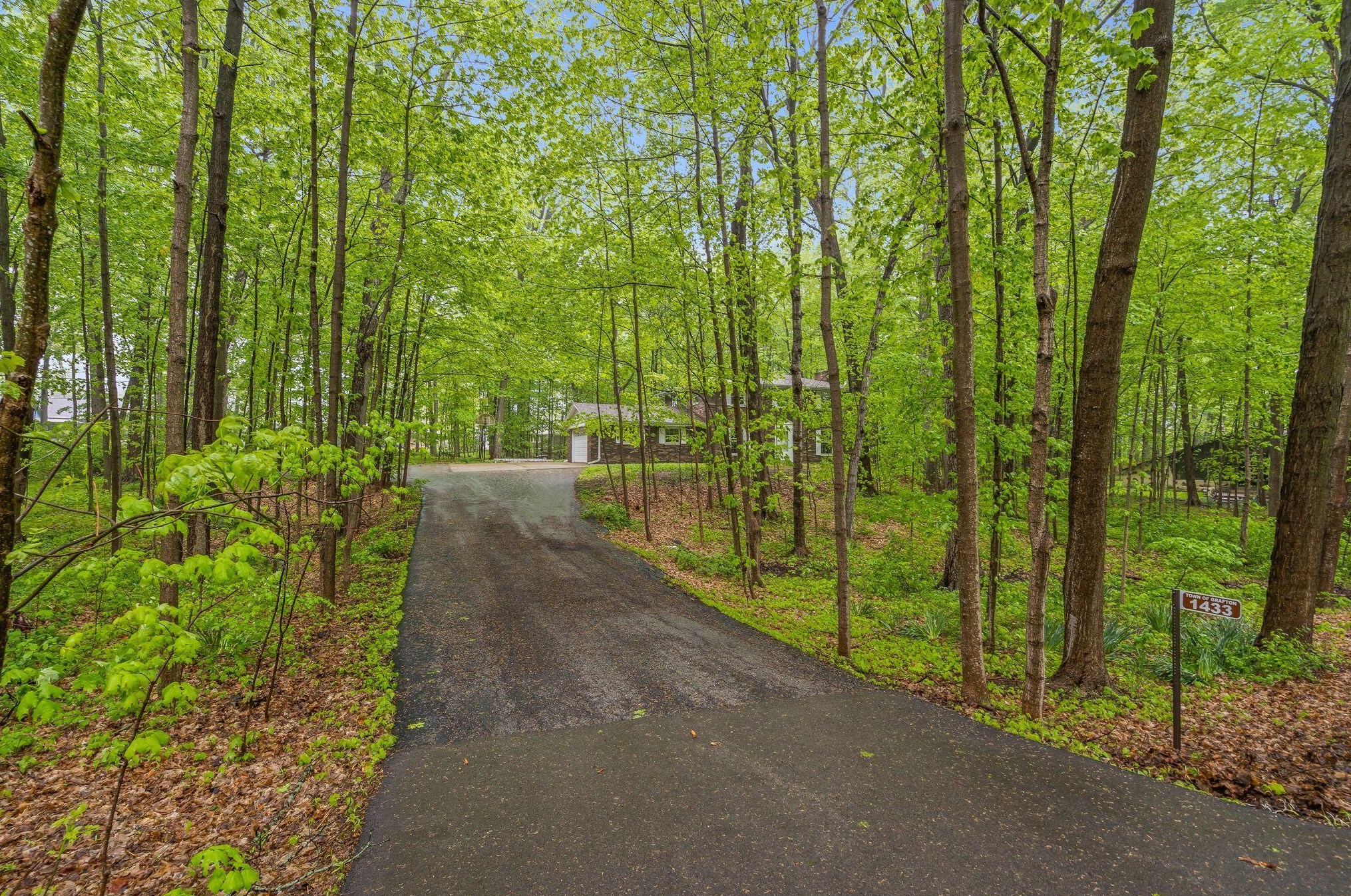 1433 Fox Ln, Grafton, WI 53024-9702