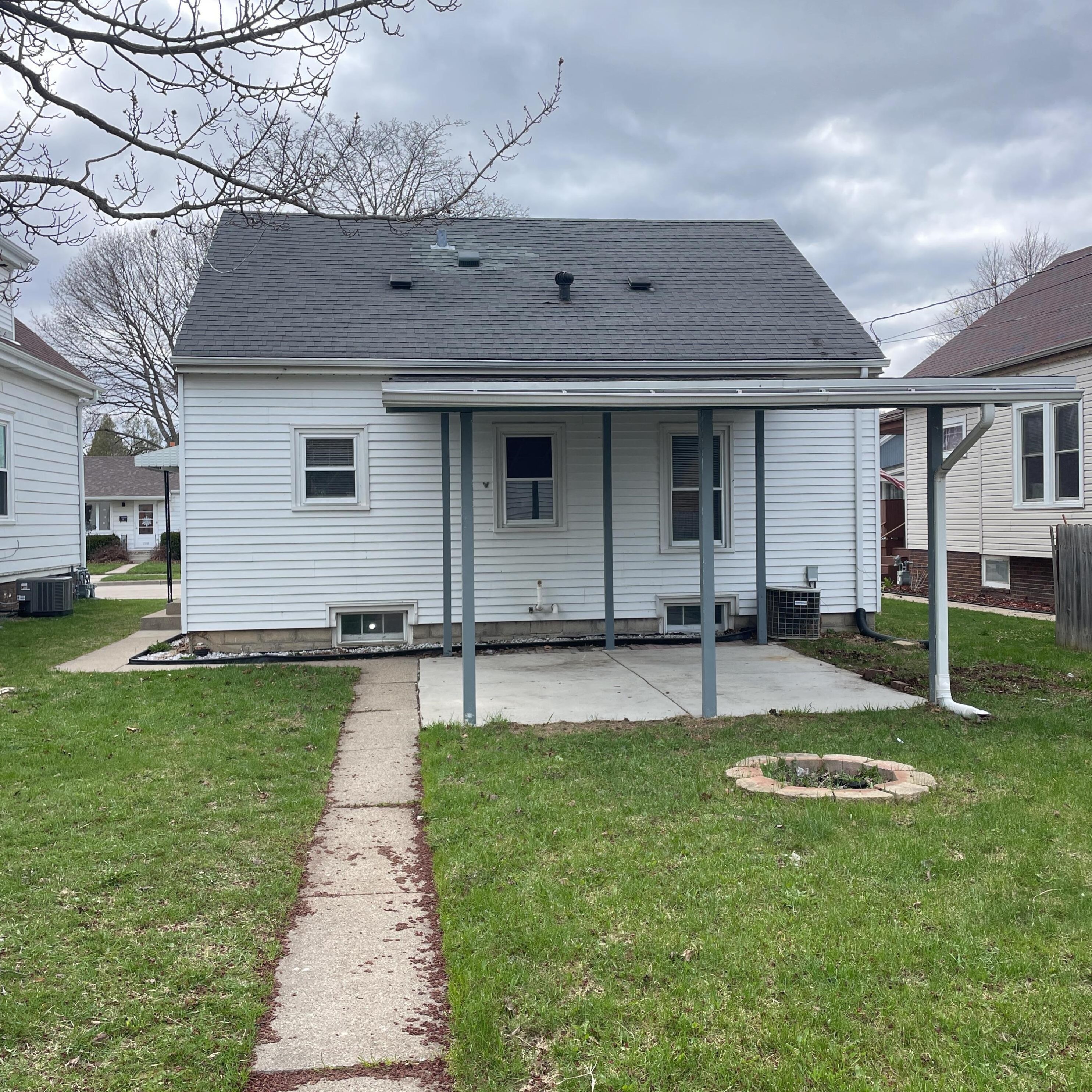 2121 Superior St, Racine, WI 53402-4540