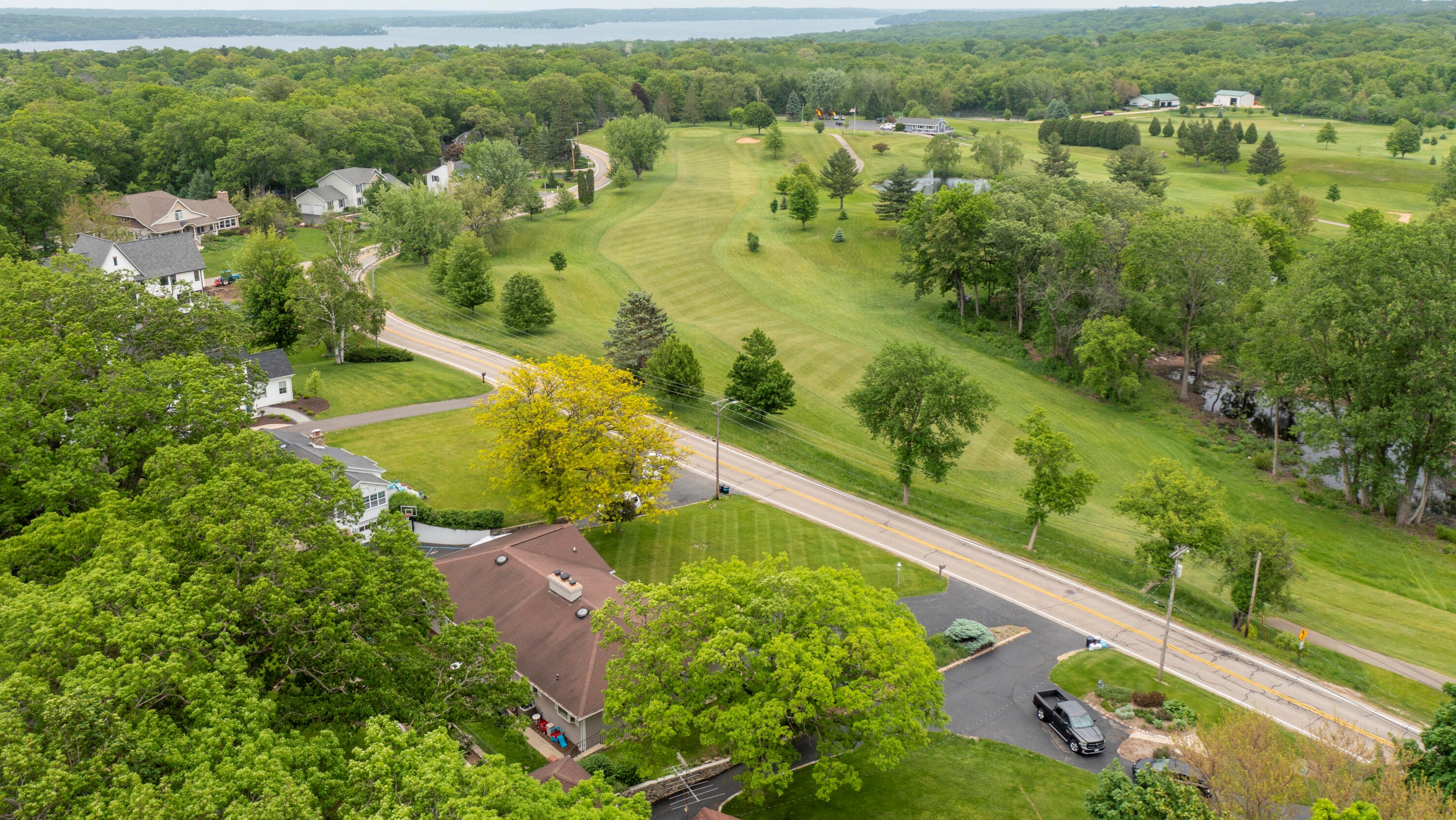 1046 Shabbona Dr, Fontana WI  53125-1348 exterior