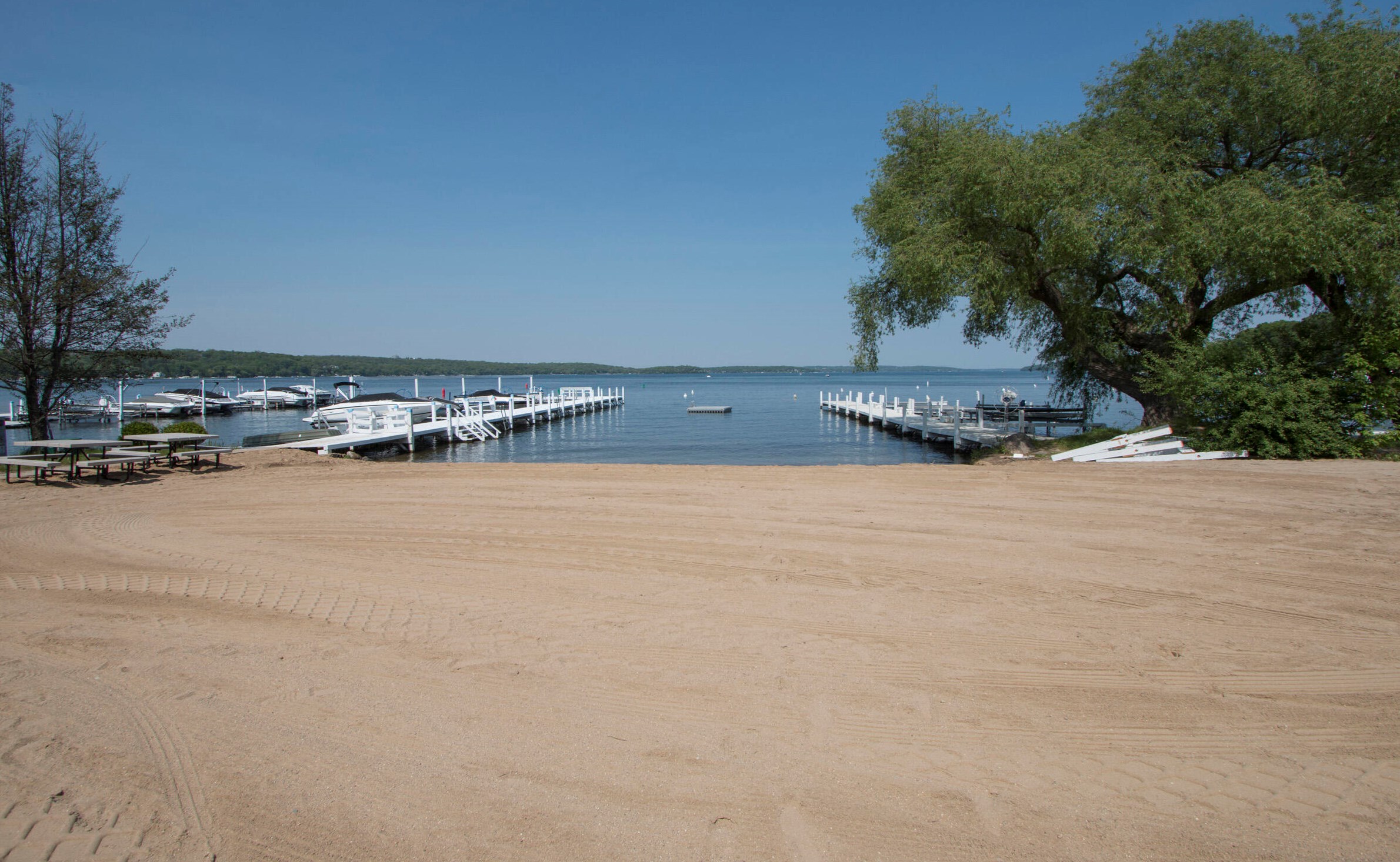 1046 Shabbona Dr, Fontana WI  53125-1348 exterior