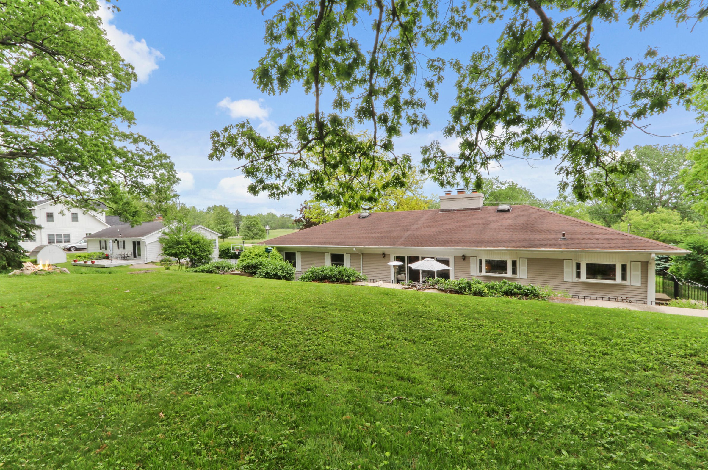 1046 Shabbona Dr, Fontana WI  53125-1348 exterior