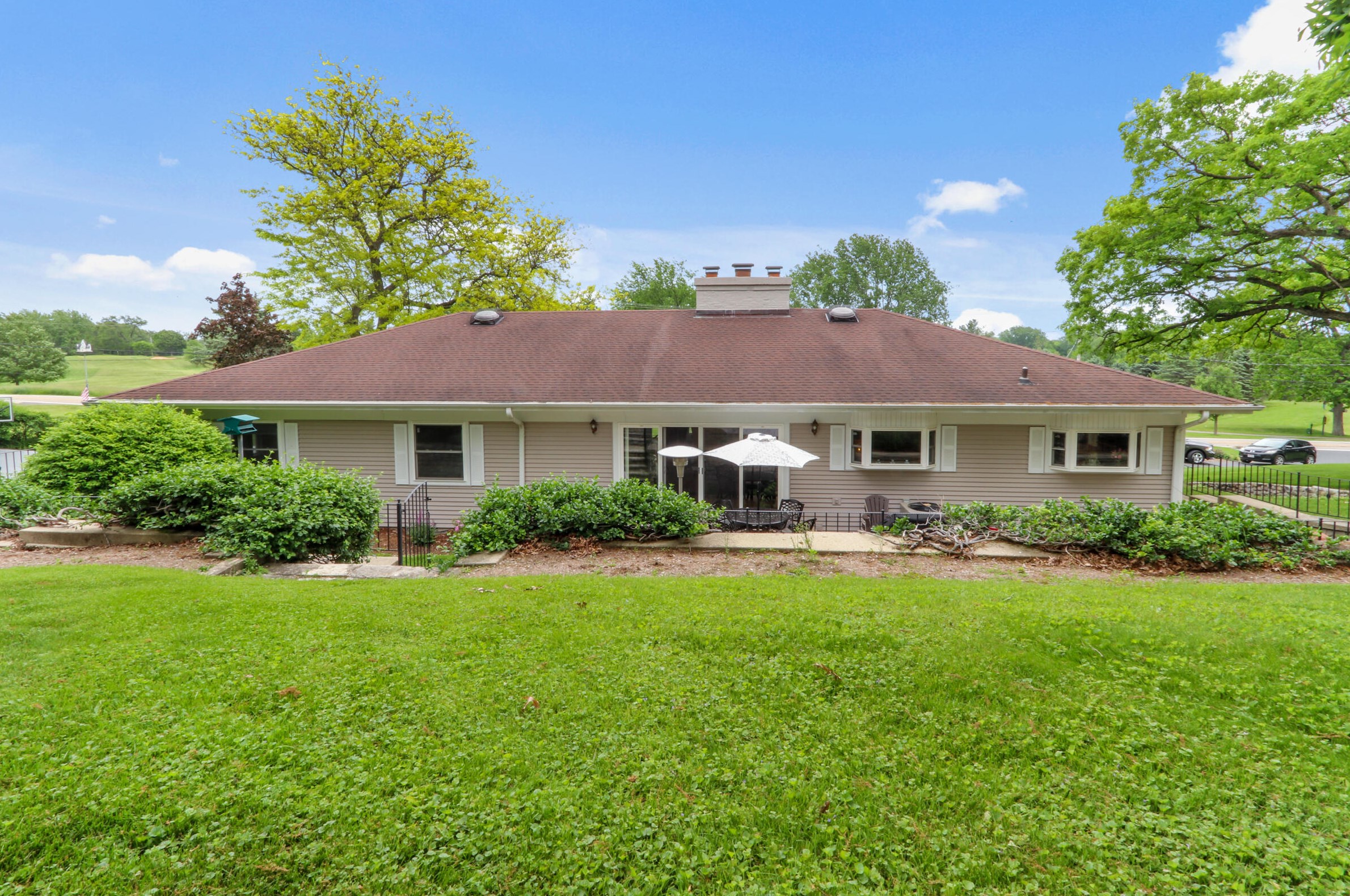 1046 Shabbona Dr, Fontana WI  53125-1348 exterior