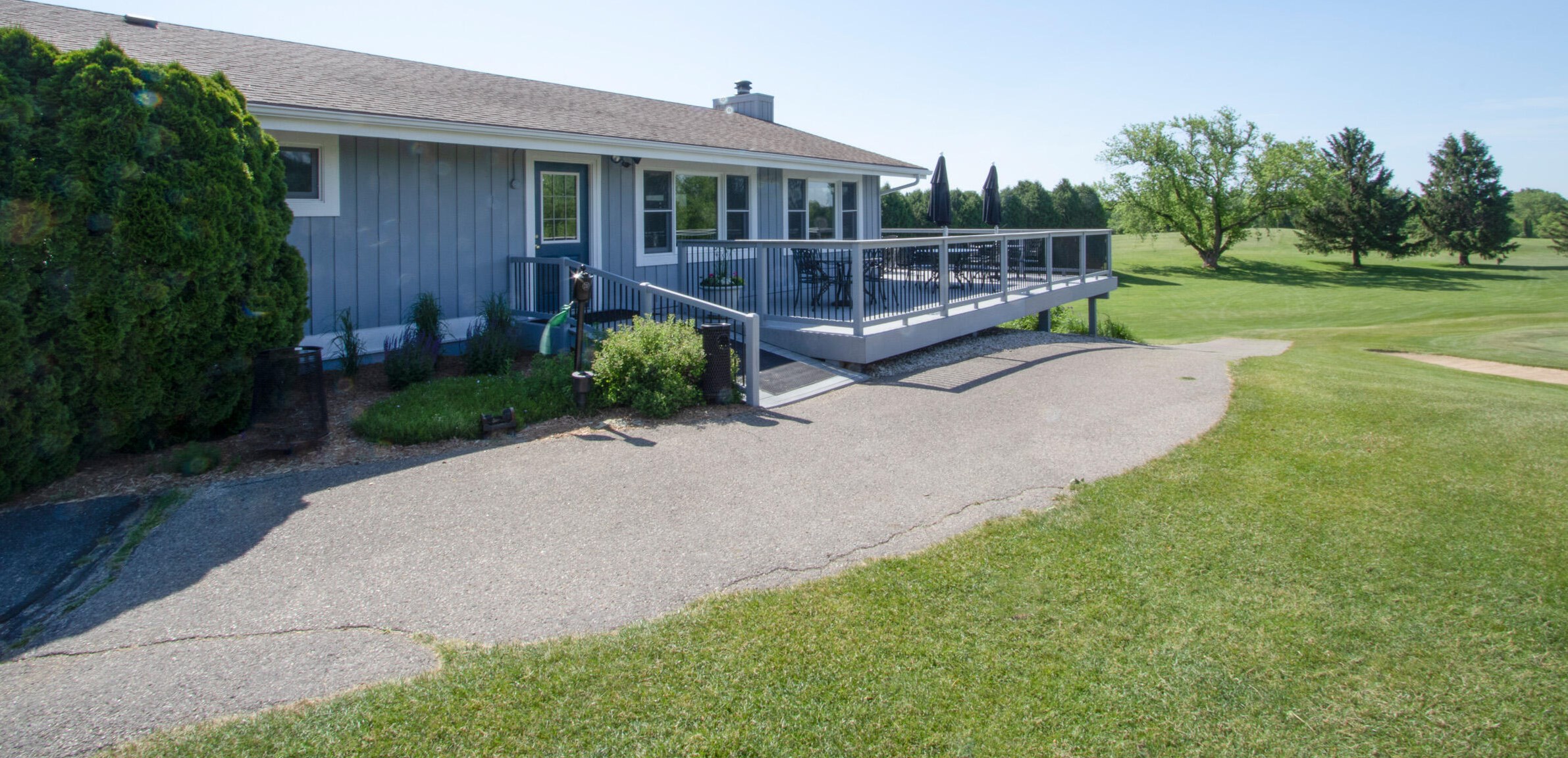 1046 Shabbona Dr, Fontana WI  53125-1348 exterior