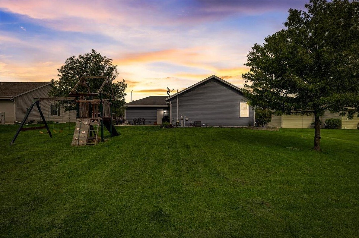 1515 Cardinal Dr, Hartford, WI 53027-2768