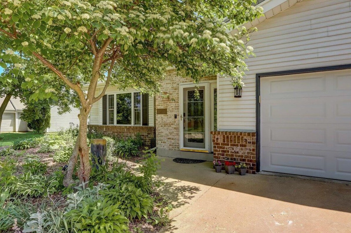 5310 S 121st St, Hales Corners, WI 53130
