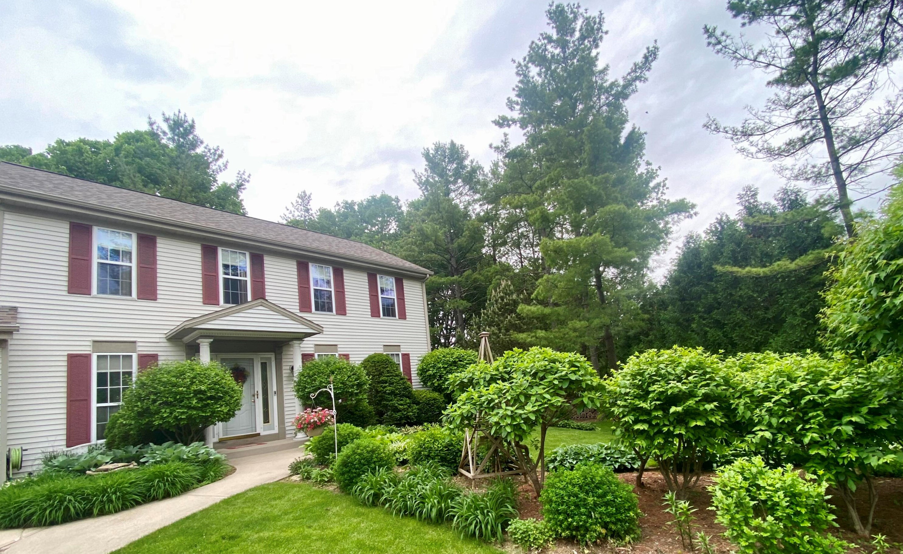 546 Kettle Woods Ct, Pewaukee, WI 53072-6020