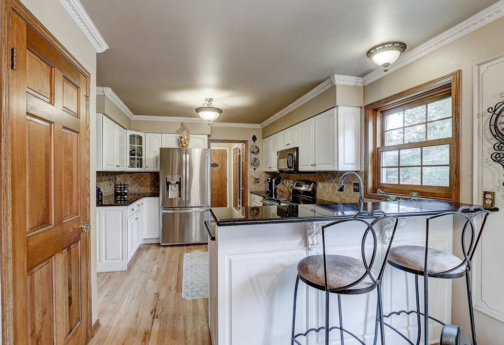 603 Greenway Ter, Chenequa, WI 53029-1184