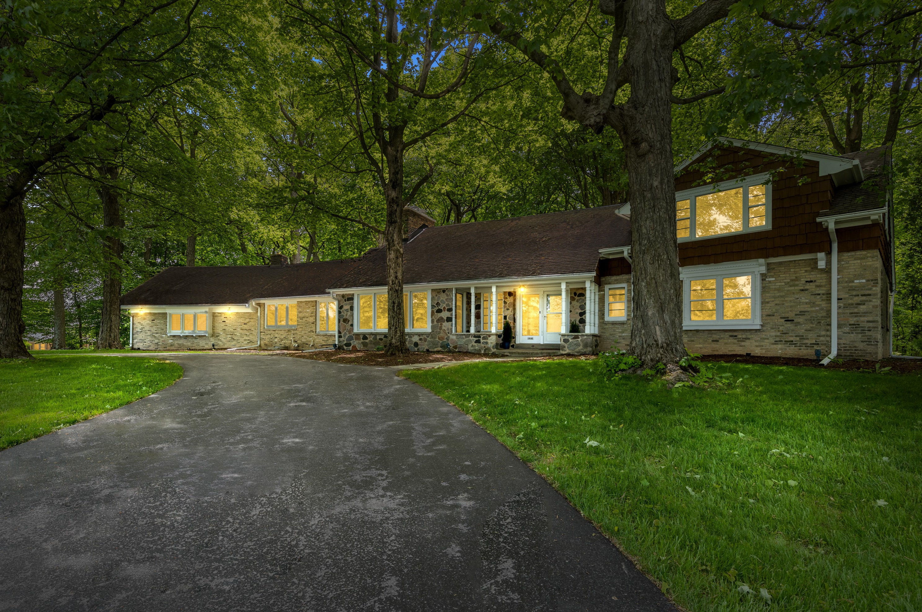 19165 Warwick Dr, Brookfield, WI 53045-2328