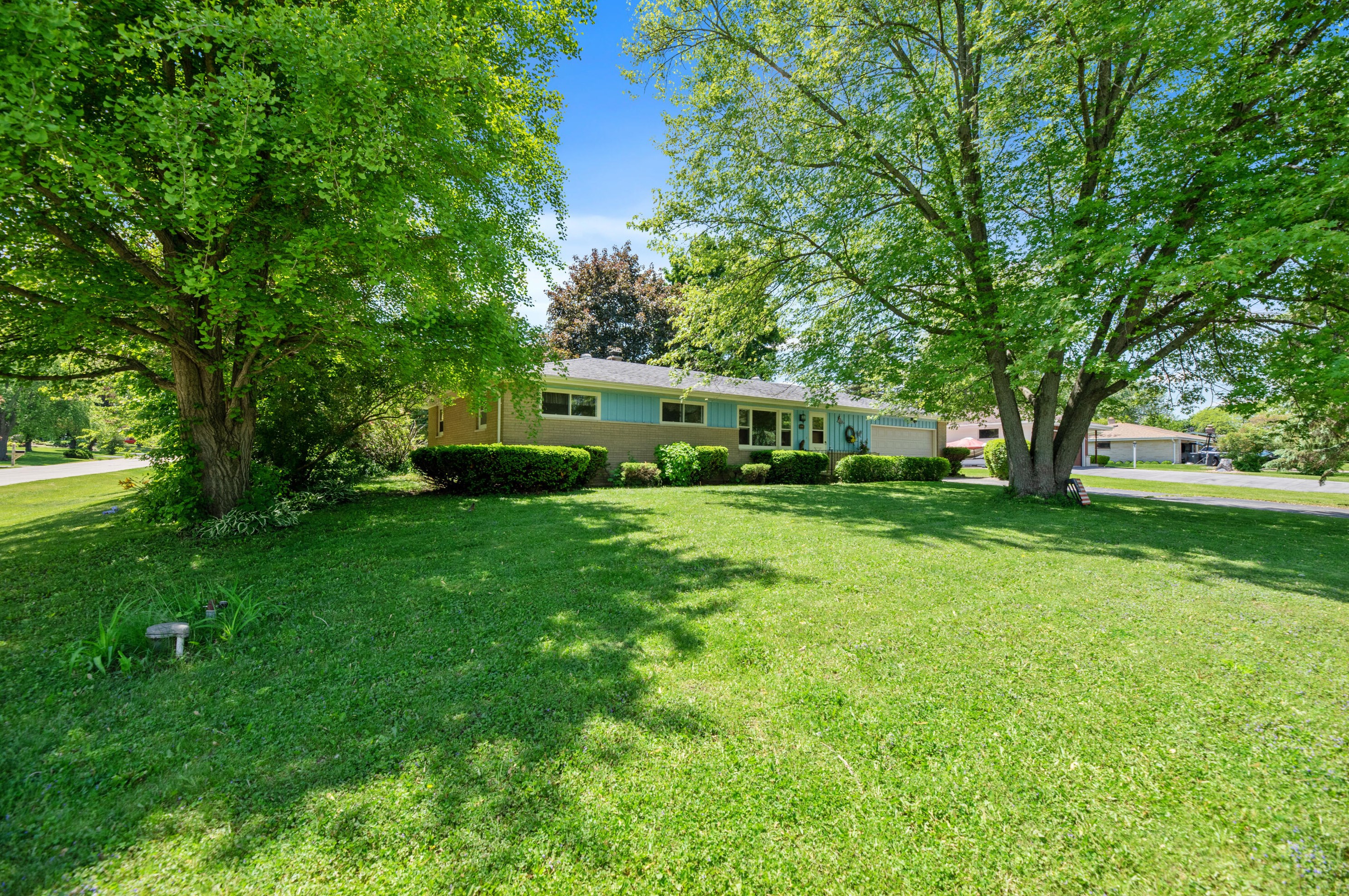 8709 Ranchwood Dr, Racine, WI 53406-3127