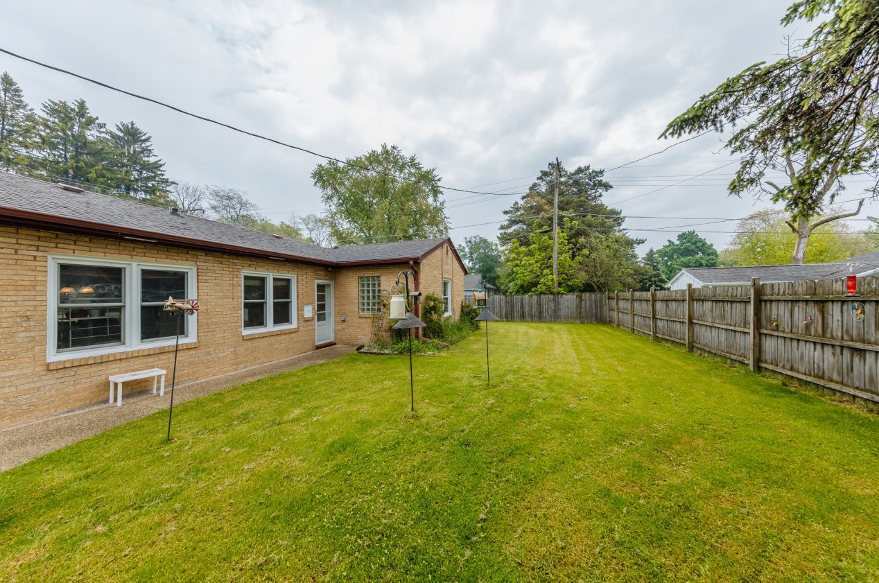 415 4 Mile Rd, Racine, WI 53402-2627