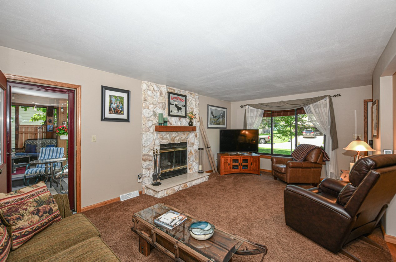 8132 81st St, Hales Corners, WI 53132-8922