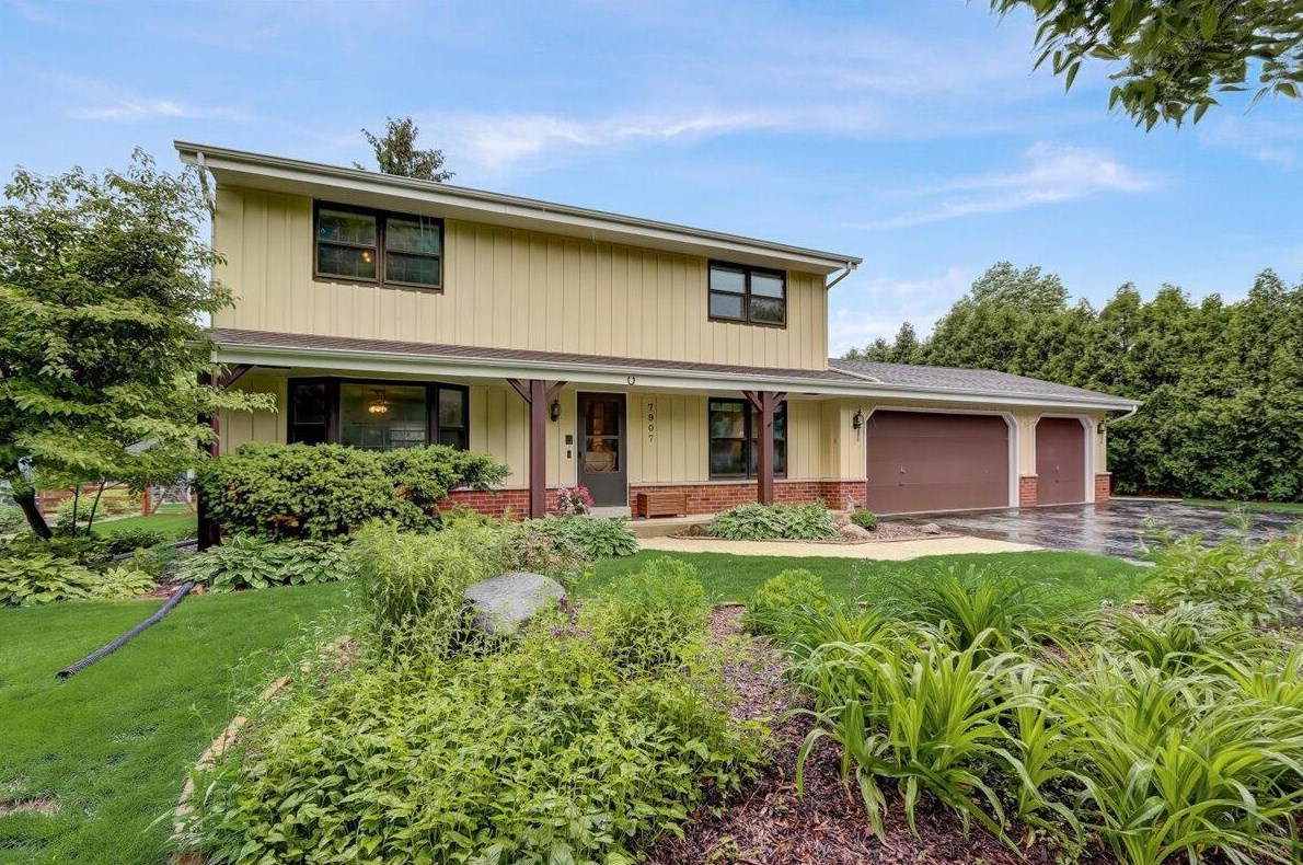 7907 Winston Way, Hales Corners, WI 53132-9018