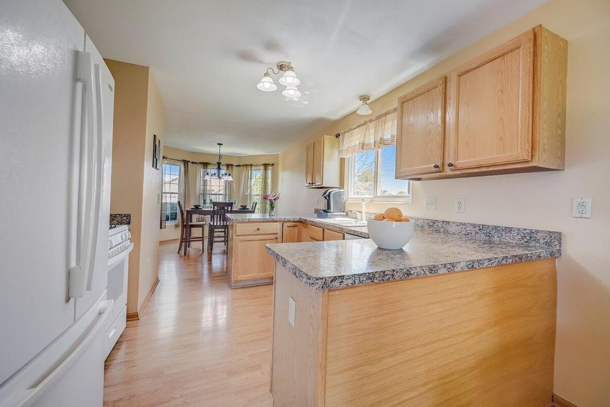 8545 Apple Creek Dr, Oak Creek, WI 53154-2633