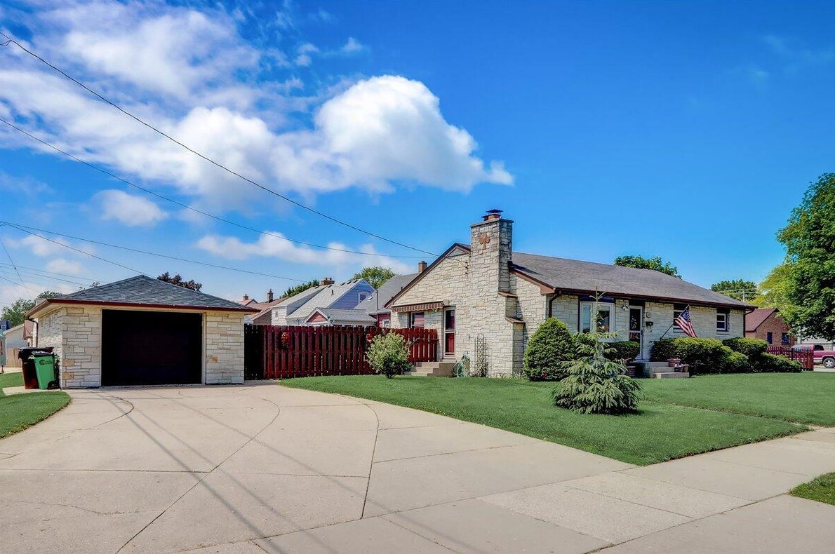 1643 Minnesota Ave, South Milwaukee, WI 53172-1825