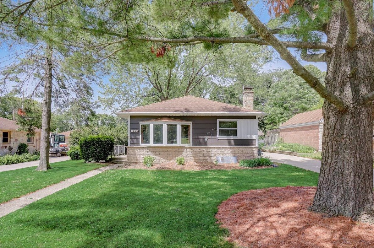 180 E Park Ave, Chenequa, WI 53029