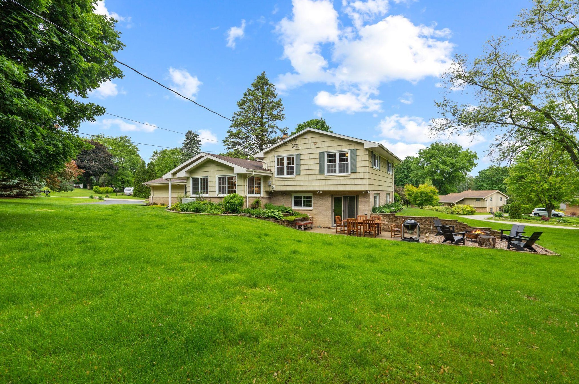 3345 Edge O Woods Dr, Brookfield, WI 53005-2917