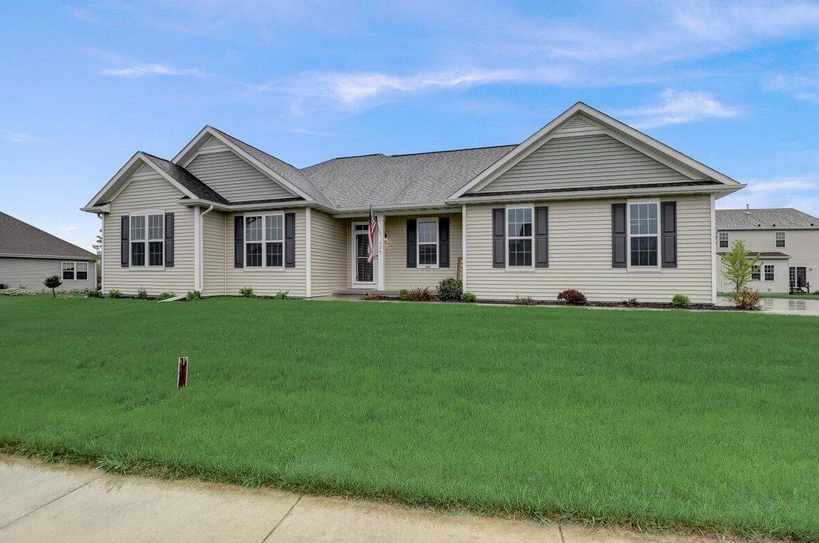 526 Hickory St, Belgium, WI 53004-9452