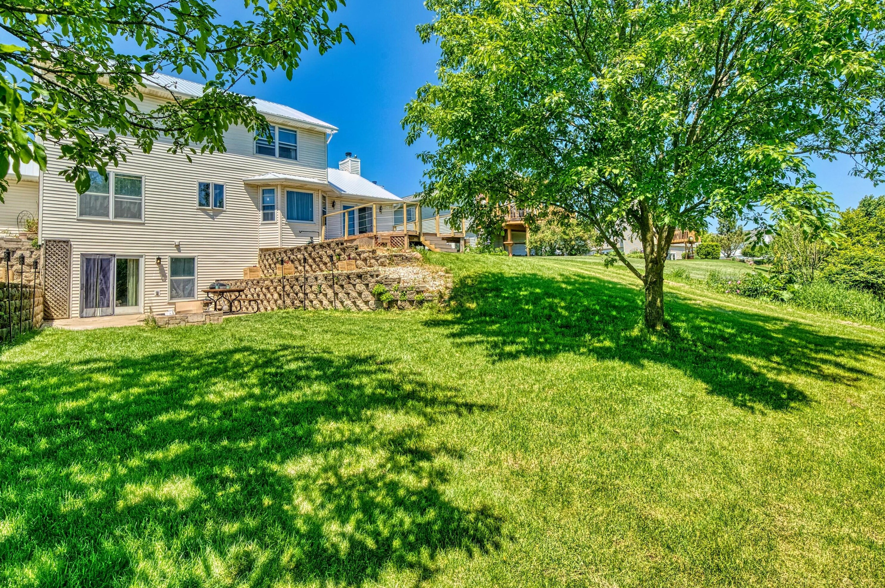 10380 Hummingbird Ln, Oak Creek, WI 53154-6326