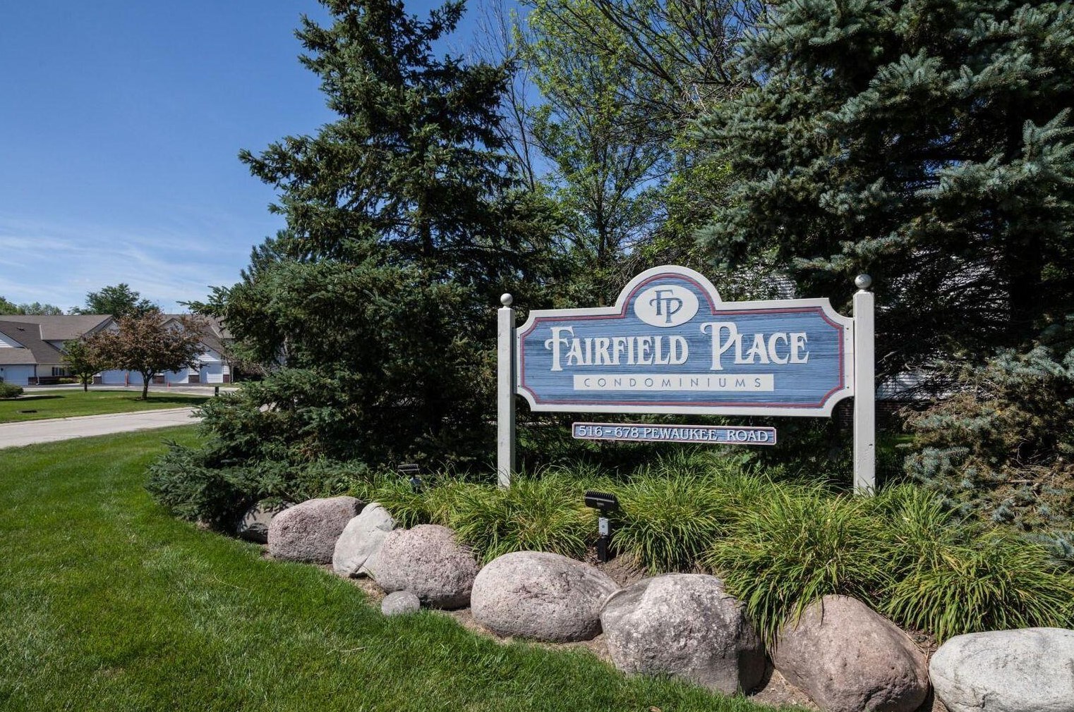 678 Pewaukee Rd, Pewaukee WI  53072-6561 exterior