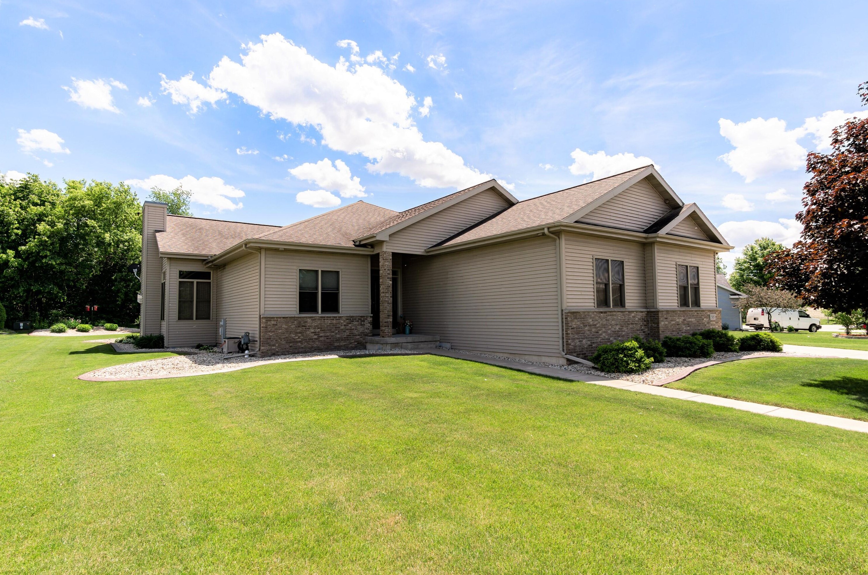 515 Meadowview Ln, Johnson Creek, WI 53038-9485