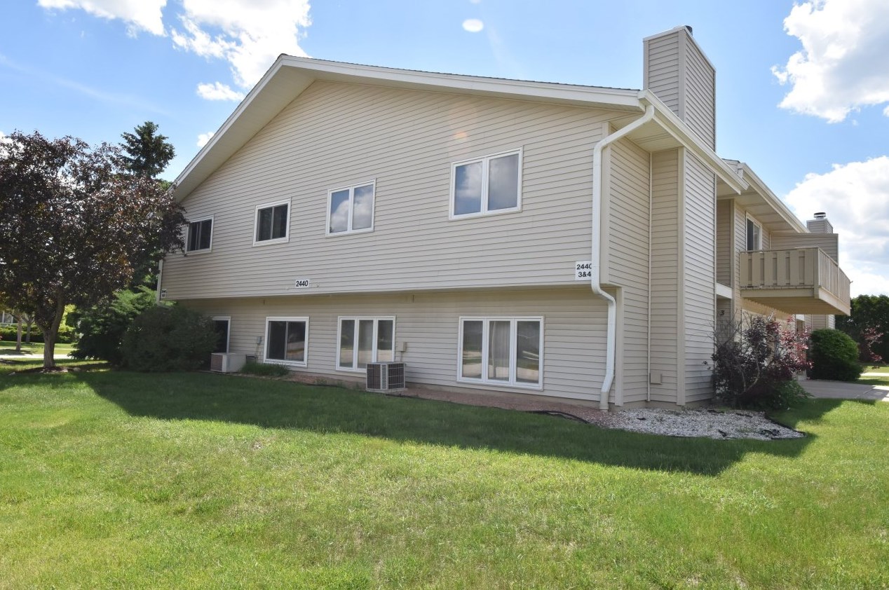 2440 Crabapple Ln, Oak Creek WI  53154-7602 exterior