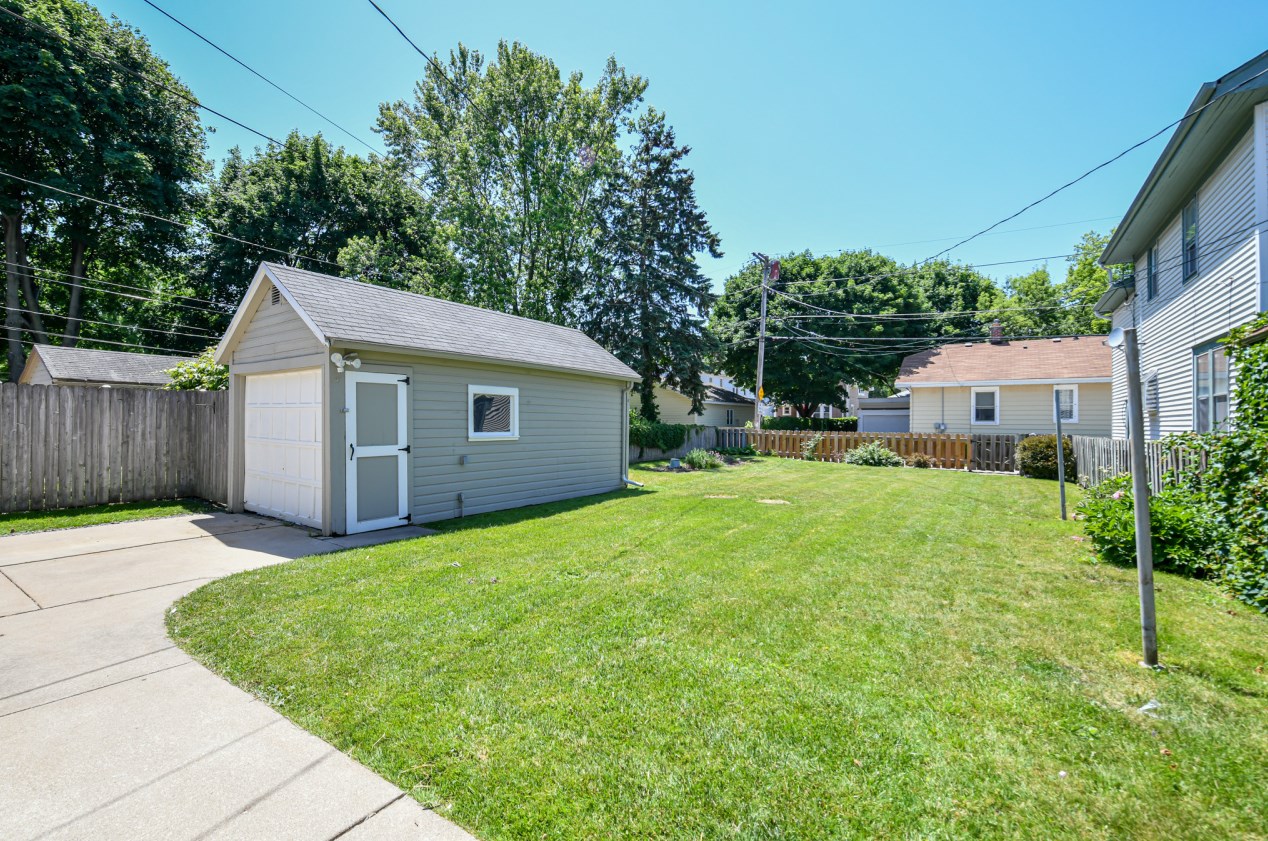 1106 Blaine Ave, Racine WI 53405-2905 exterior