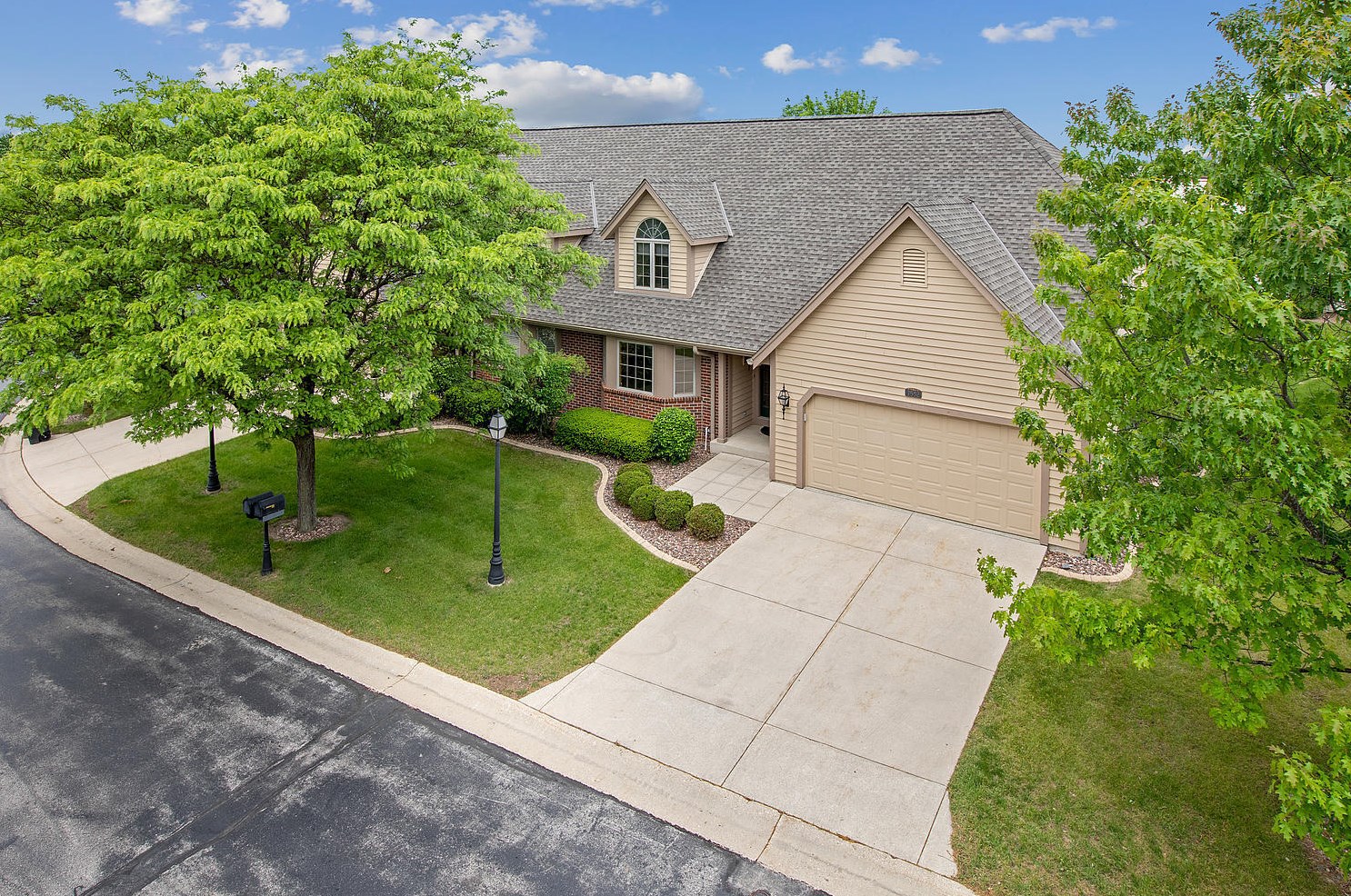 7552 Carter Cir N, Hales Corners, WI 53132