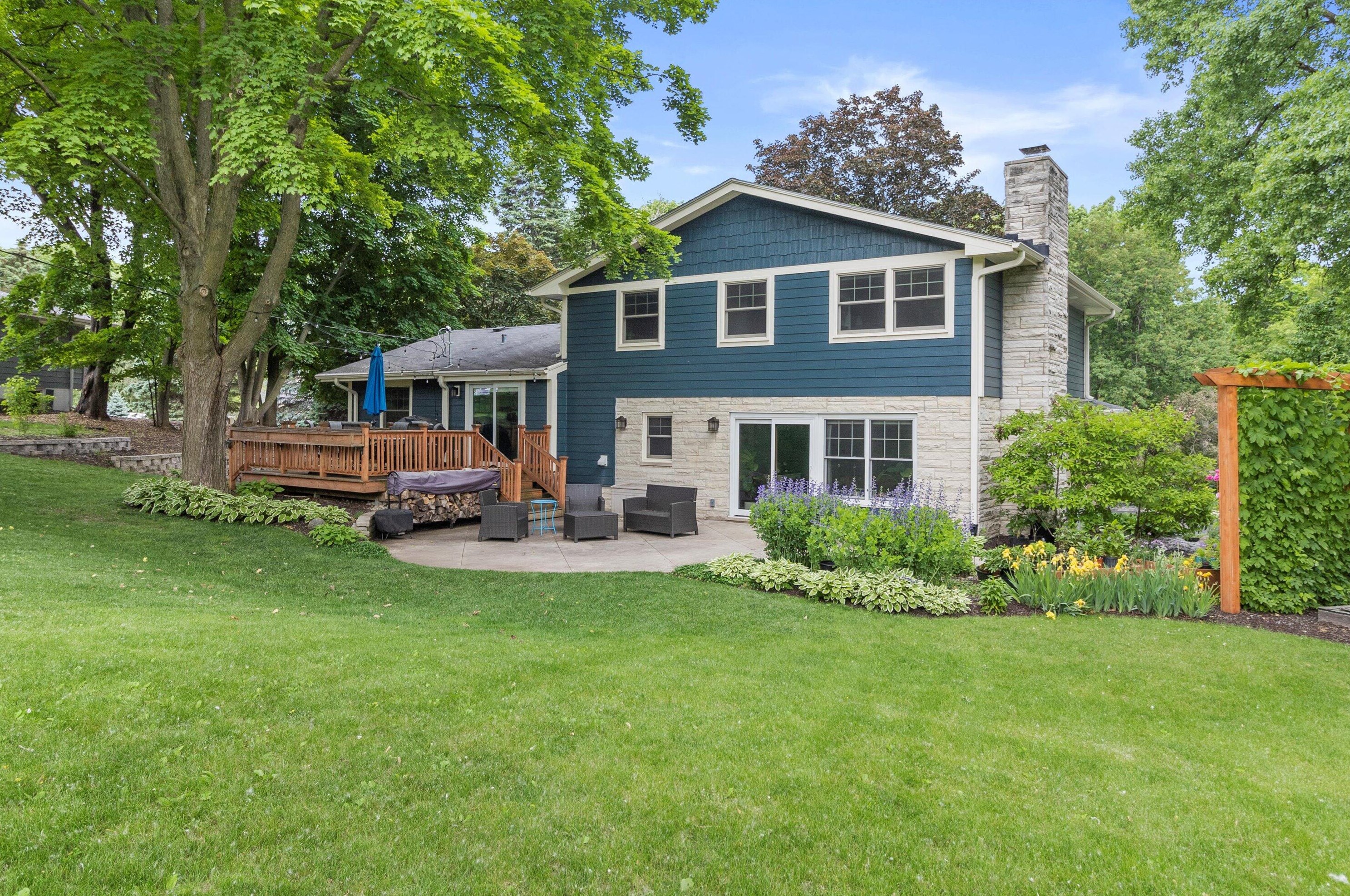 19405 Warwick Dr, Brookfield, WI 53045-2333