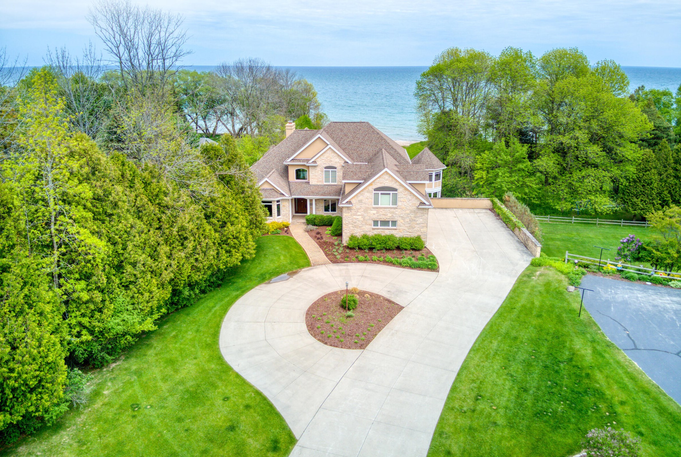 1489 Lakeshore Dr, Cleveland, WI 53015