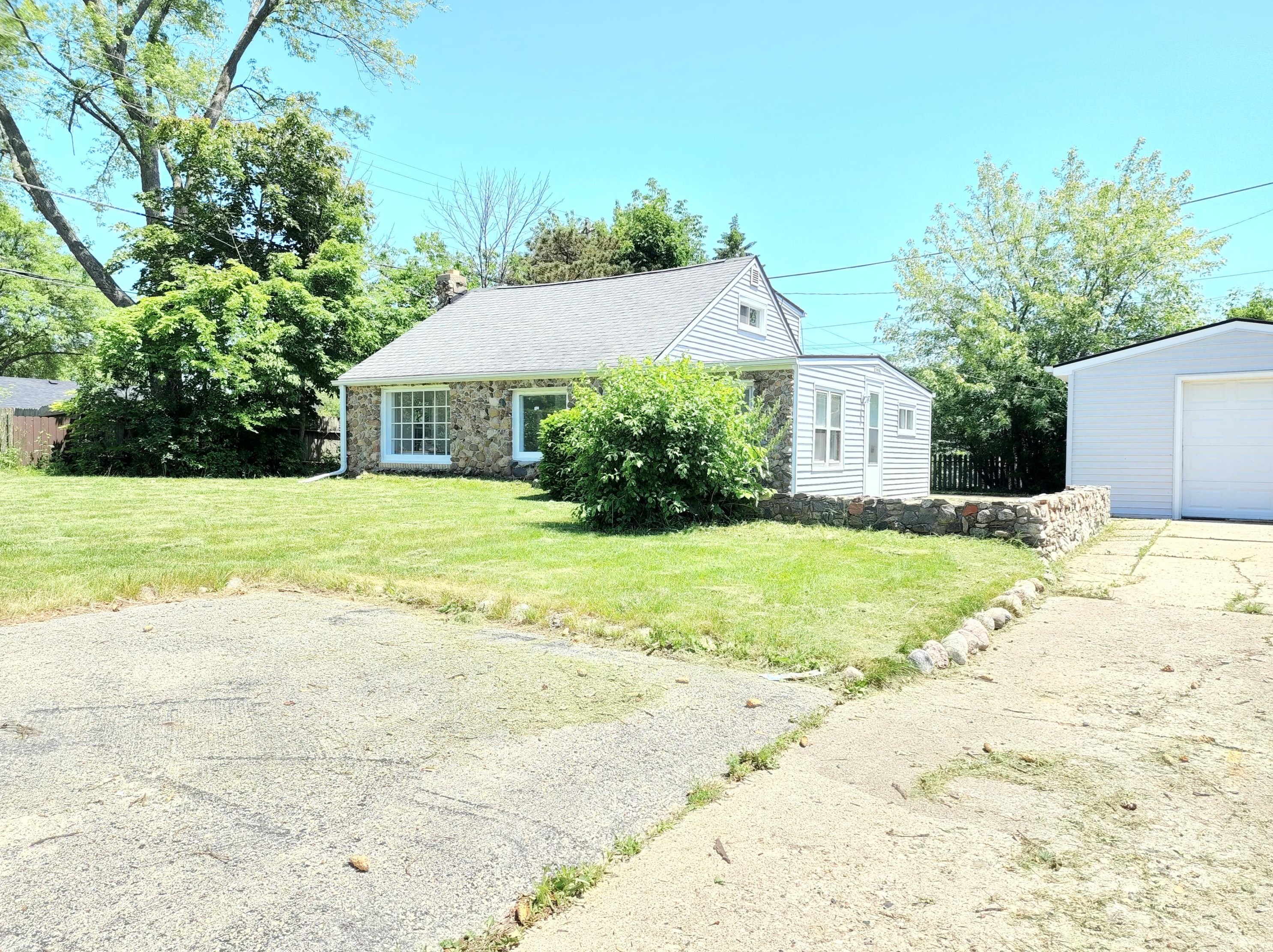 705 Nicholson Ave, South Milwaukee WI  53172-1446 exterior